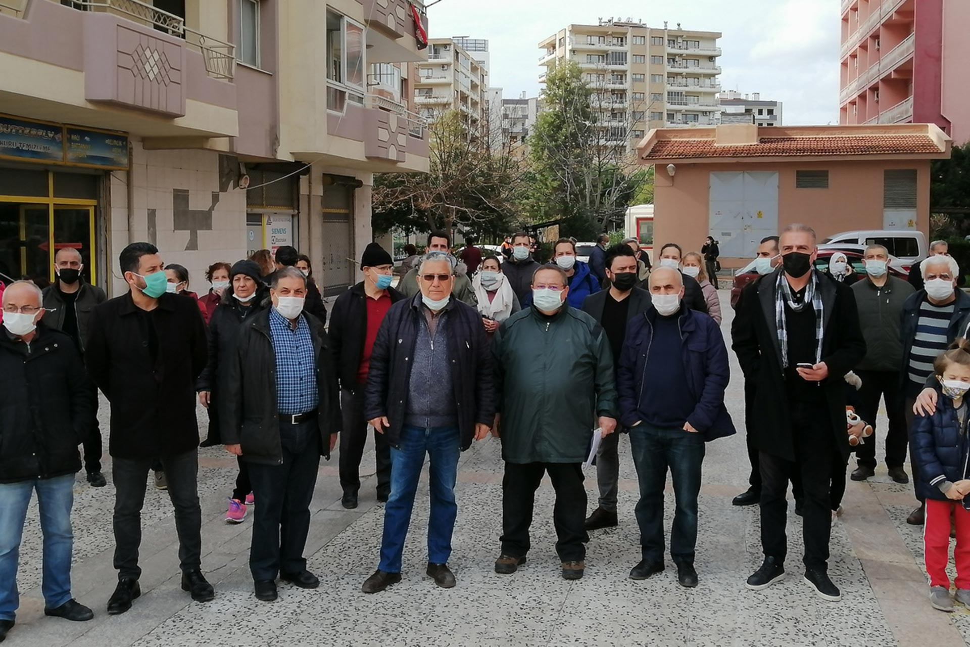 Bayraklı Mansuroğlu Mahallesi'nde oturanlar açıklama yapıyor