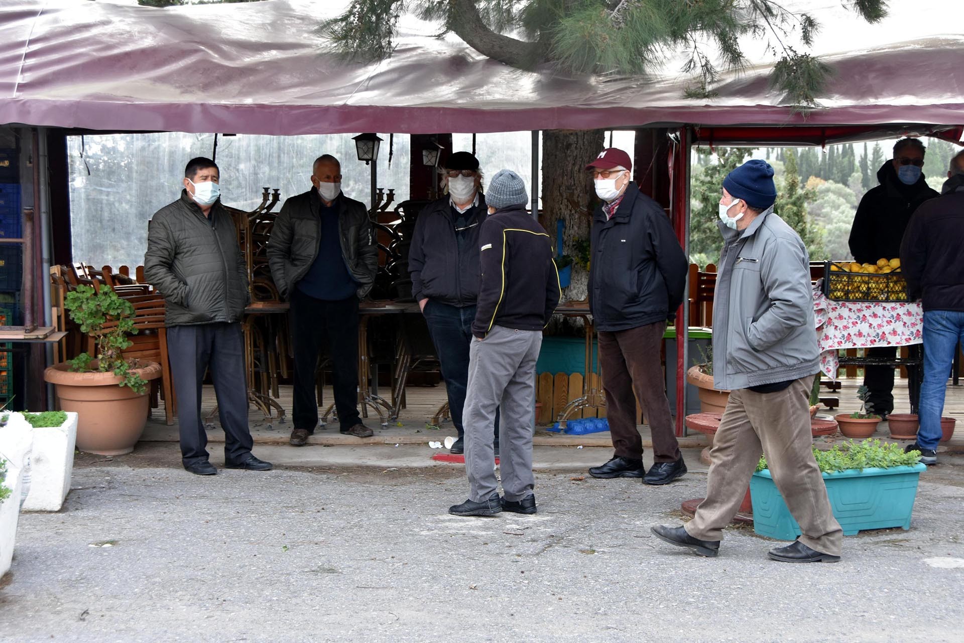 Deprem nedeniyle insanlar sokaklara çıktı