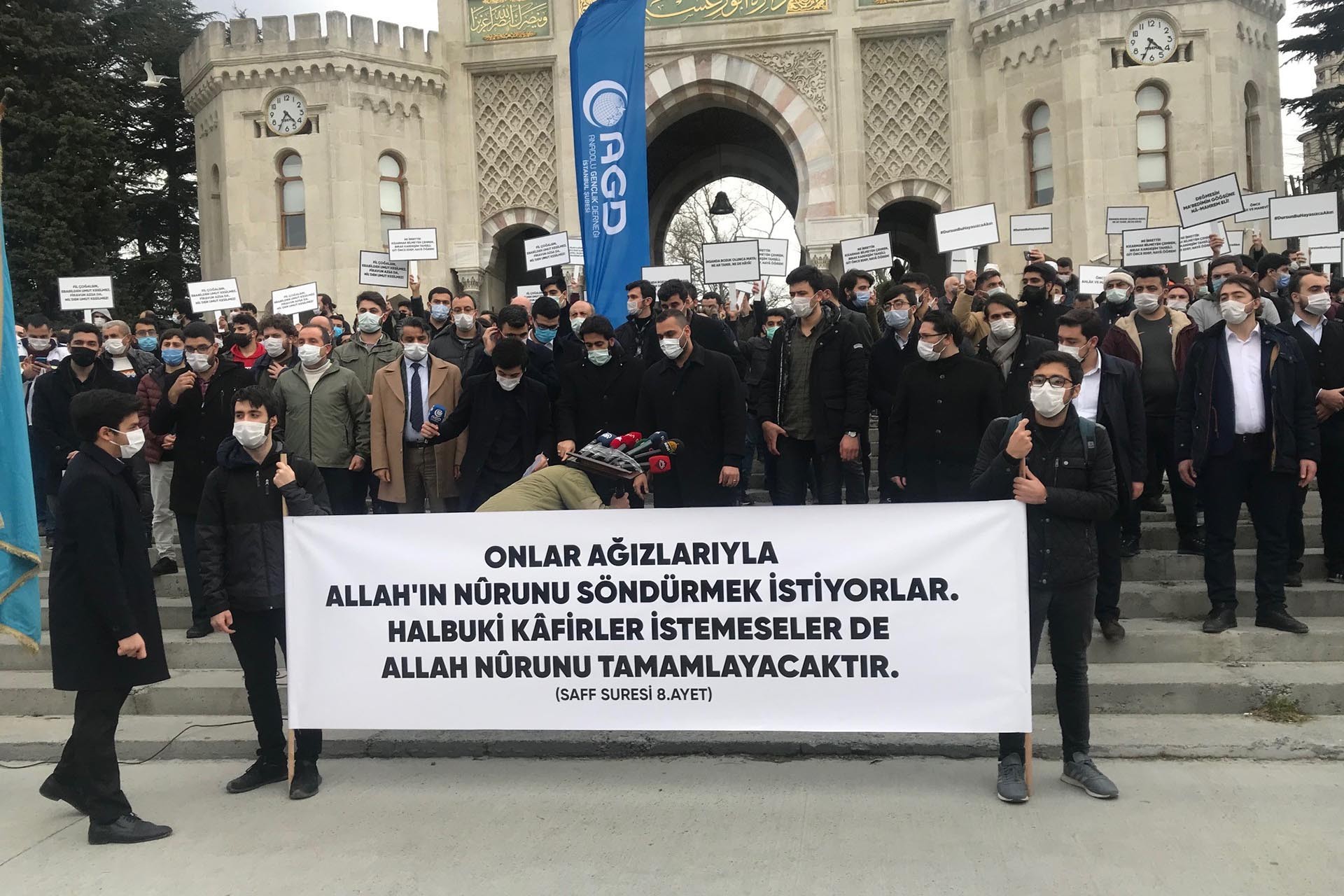 Boğaziçili öğrenciler engellenirken, Anadolu Gençlik Derneği tekbirli eylem yaptı