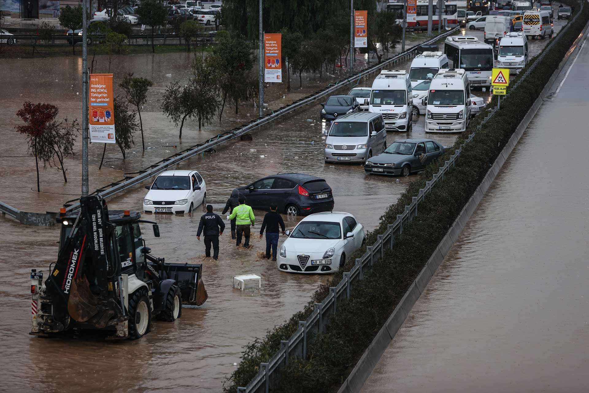 İzmir'de sel ve su baskını