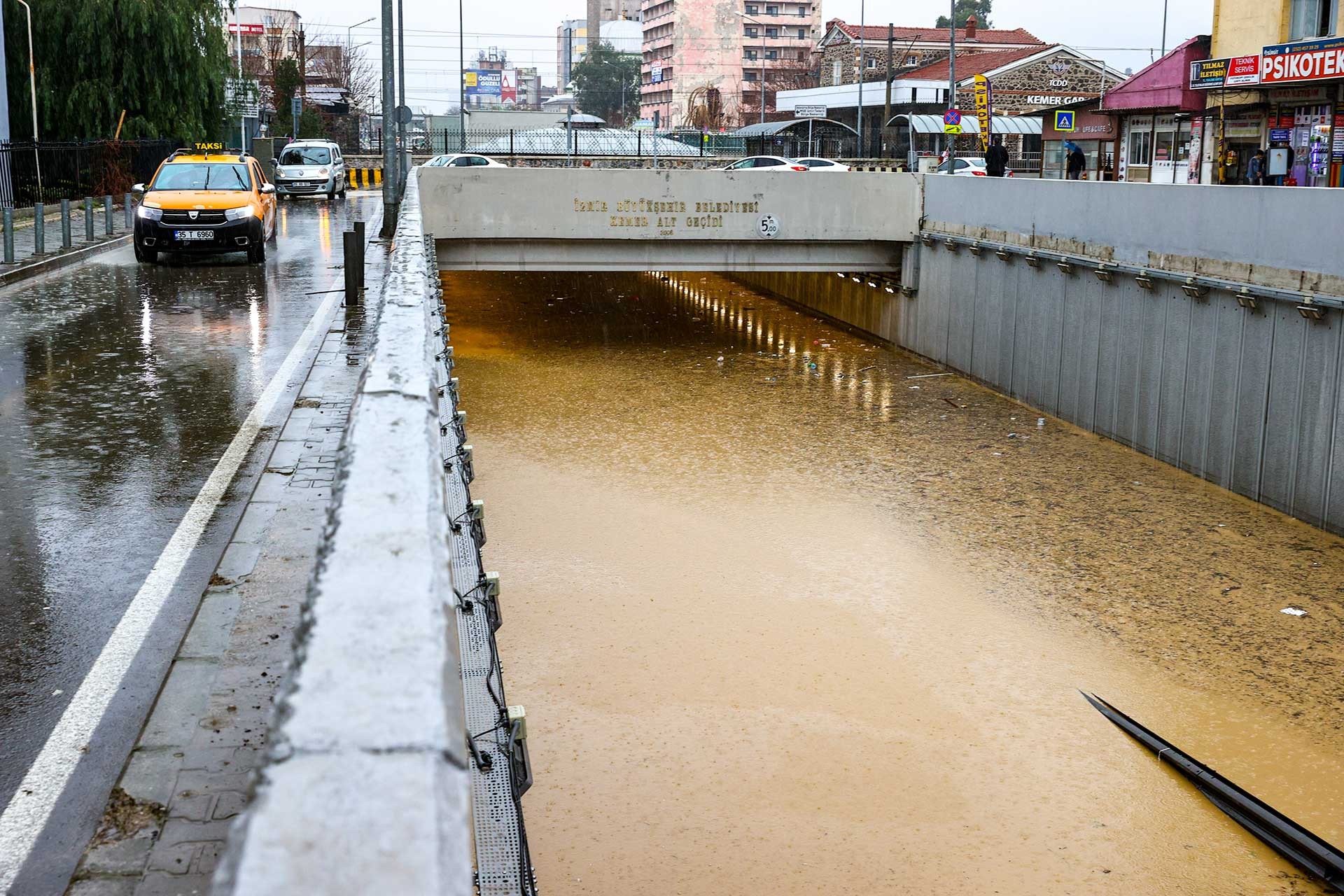 İzmir'de sel ve su baskını