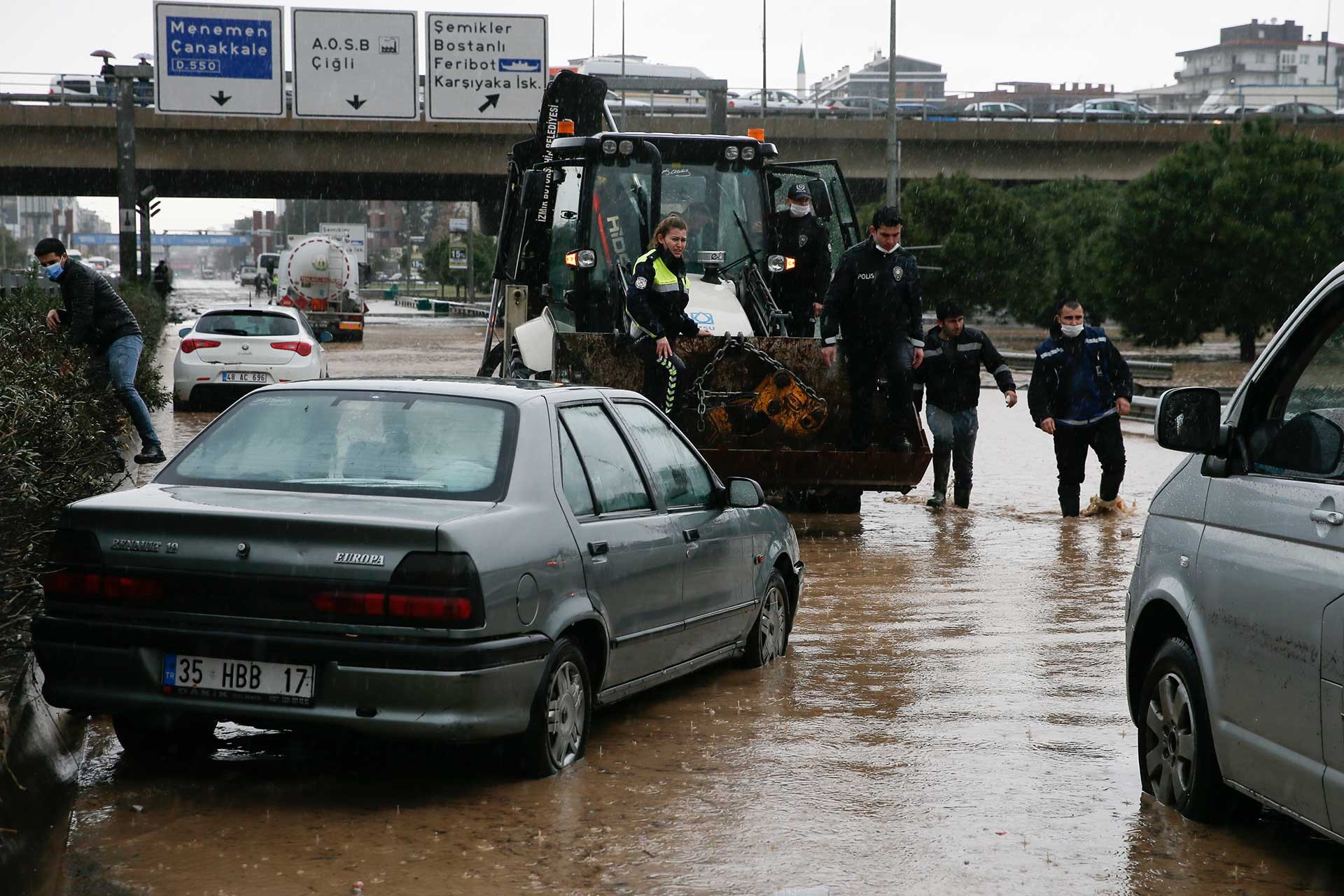 İzmir'de sel ve su baskını