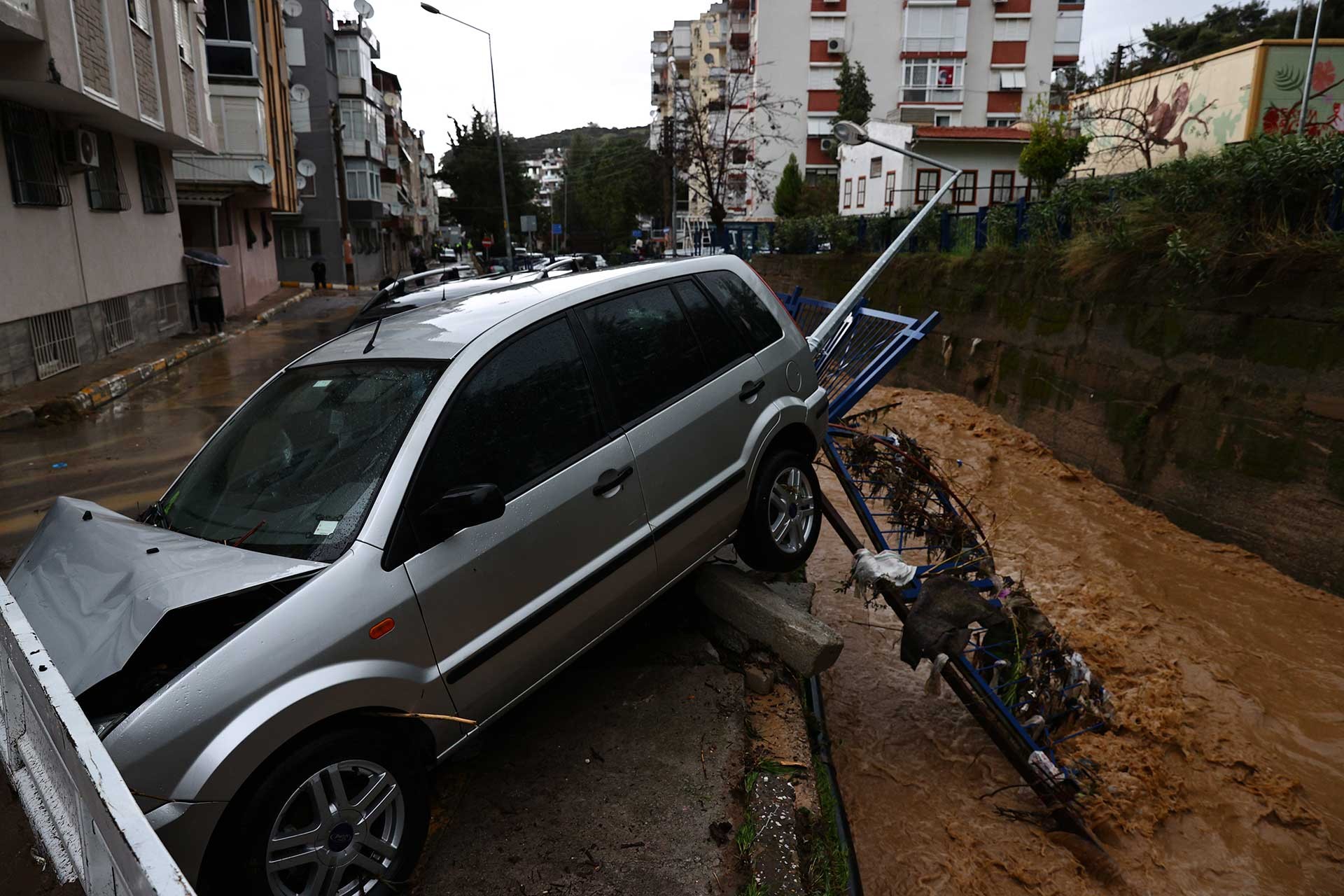 İzmir'de sel ve su baskını