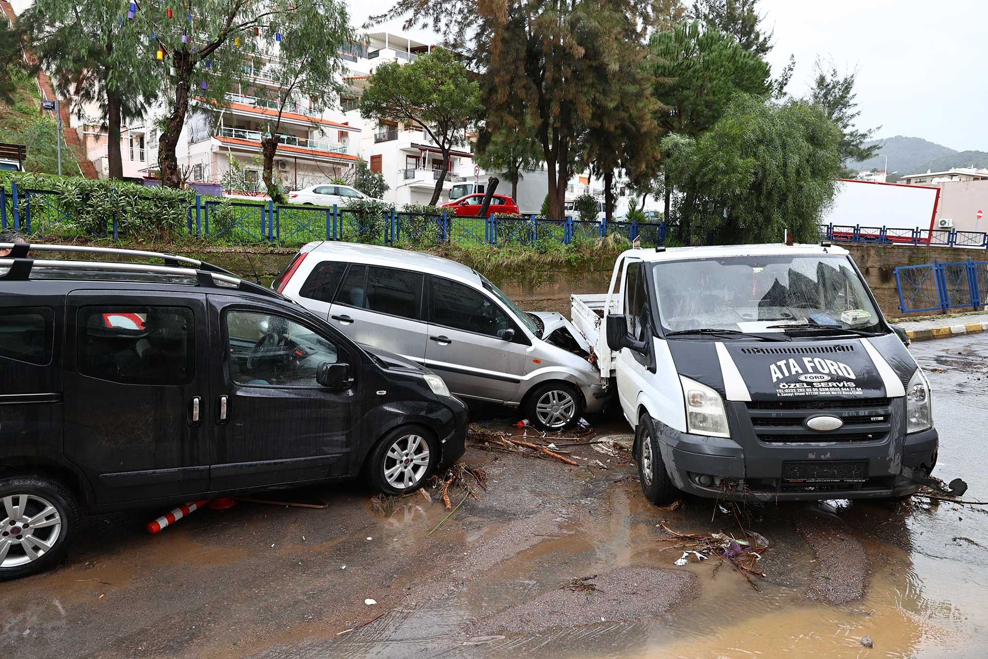 İzmir'de sel ve su baskını