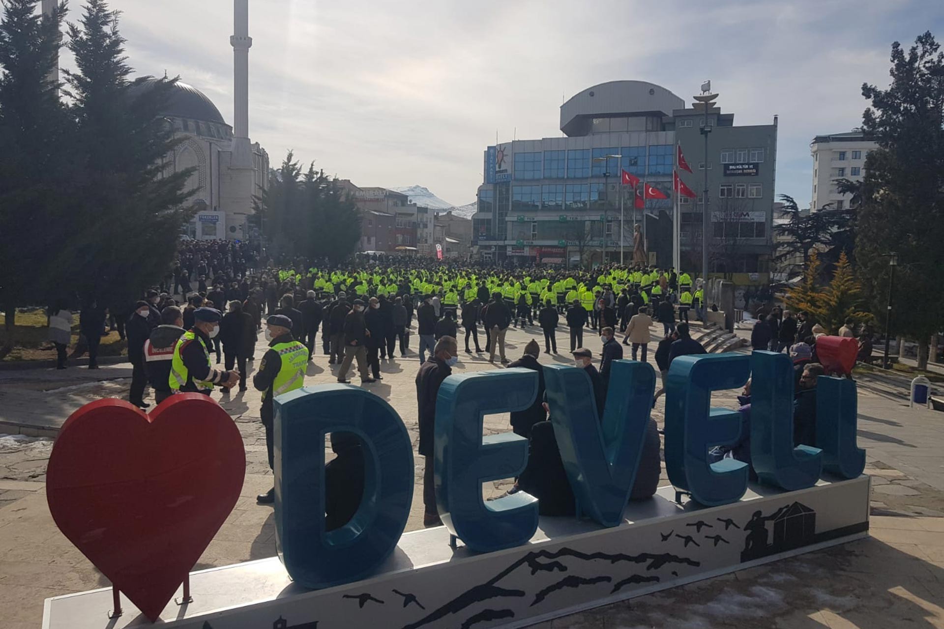 Develi ilçe meydanındaki heykel ve işçiler