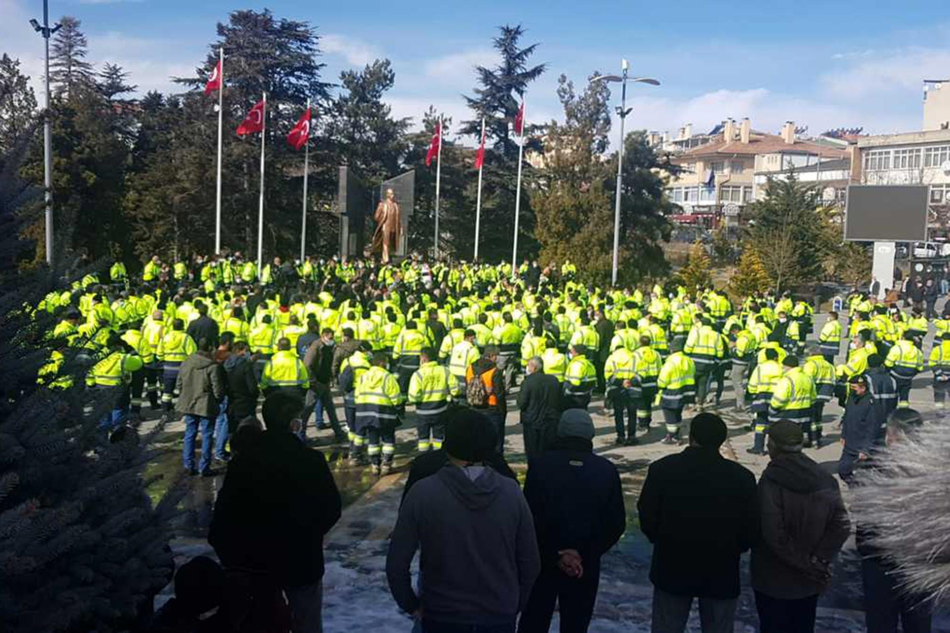 Develi ilçe meydanındaki heykel ve işçiler