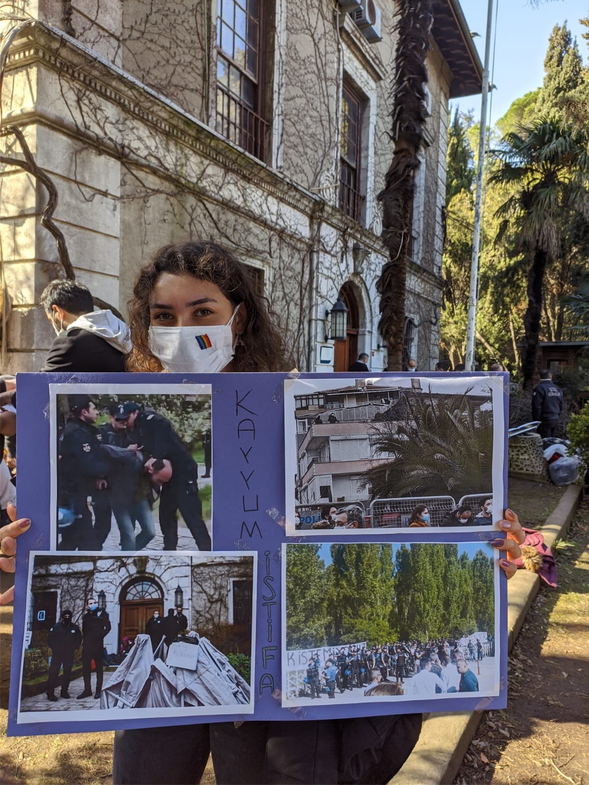 Boğaziçi Üniversitesi öğrencileri kampüste açtıkları 'Kayyum icraatları sergisi'nden bir fotoğraf.