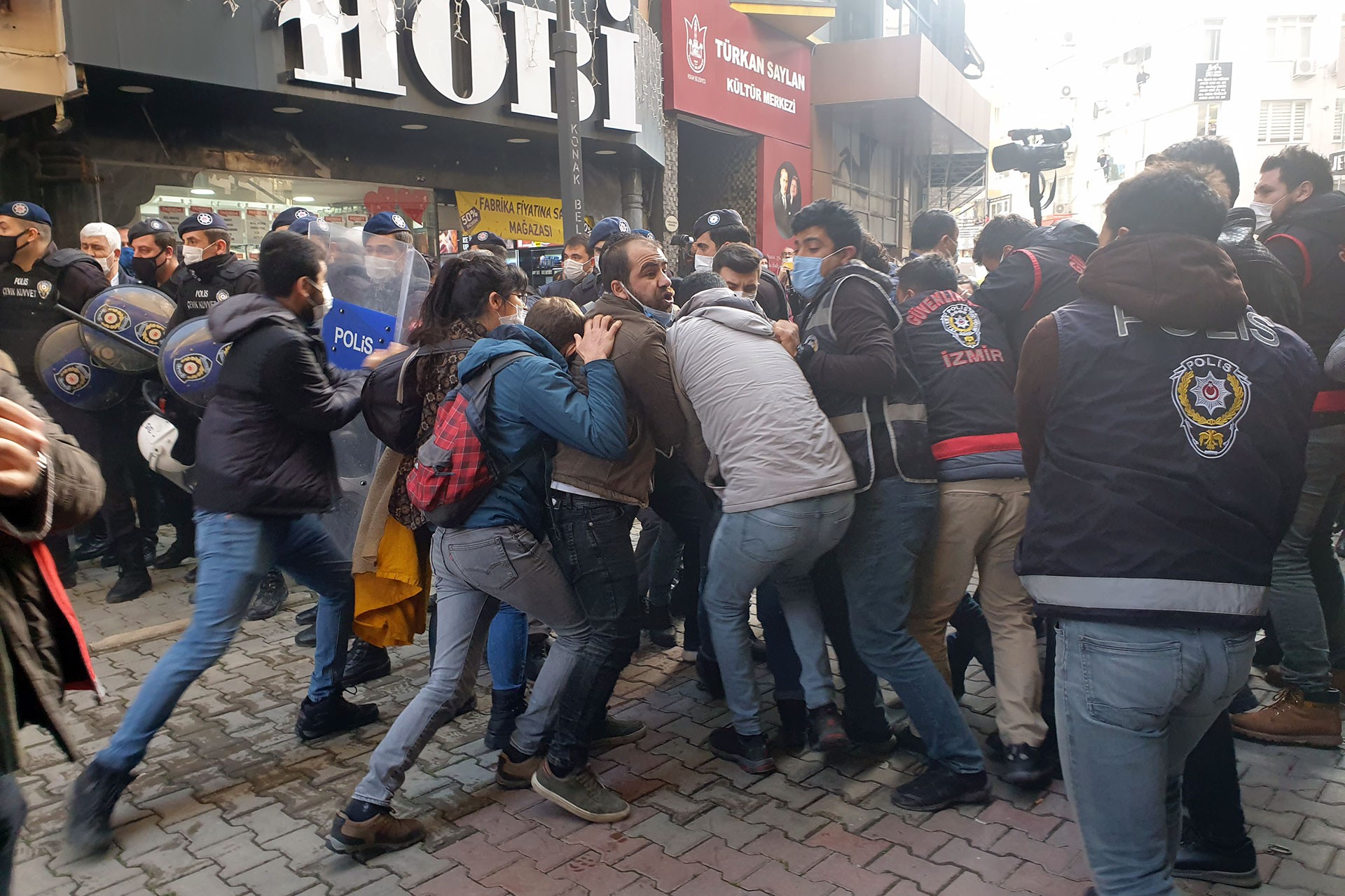 İzmir'de polis müdahalesi