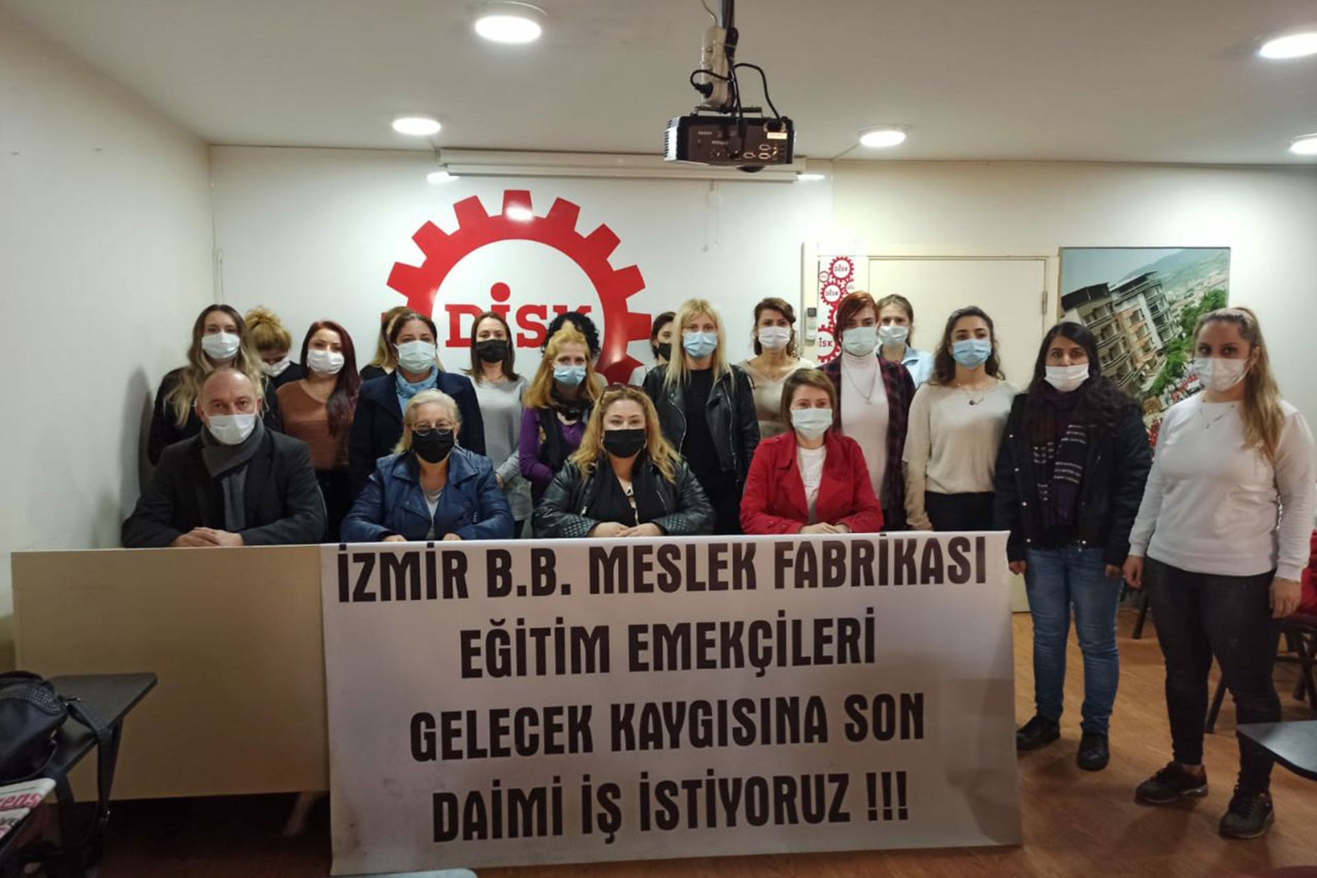 Meslek Fabrikası emekçileri DİSK Ege Bölge Temsilciliği binasında basın açıklaması yaptı.