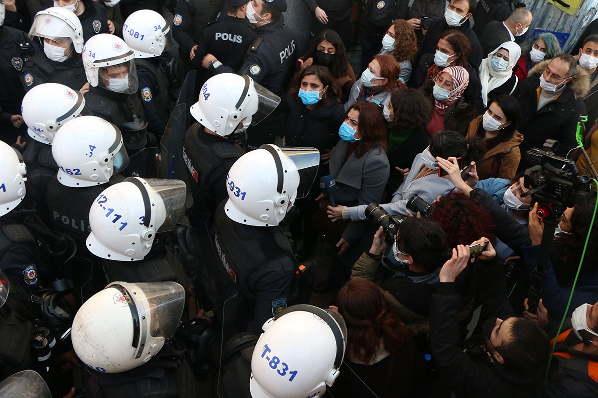 Polislerce çevrilen kitle