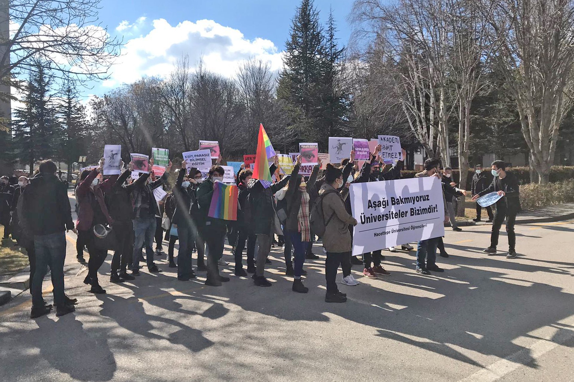 Hacettepe Üniversitesi öğrencileri Beykent kampüsünde protesto eylemi yaptı.