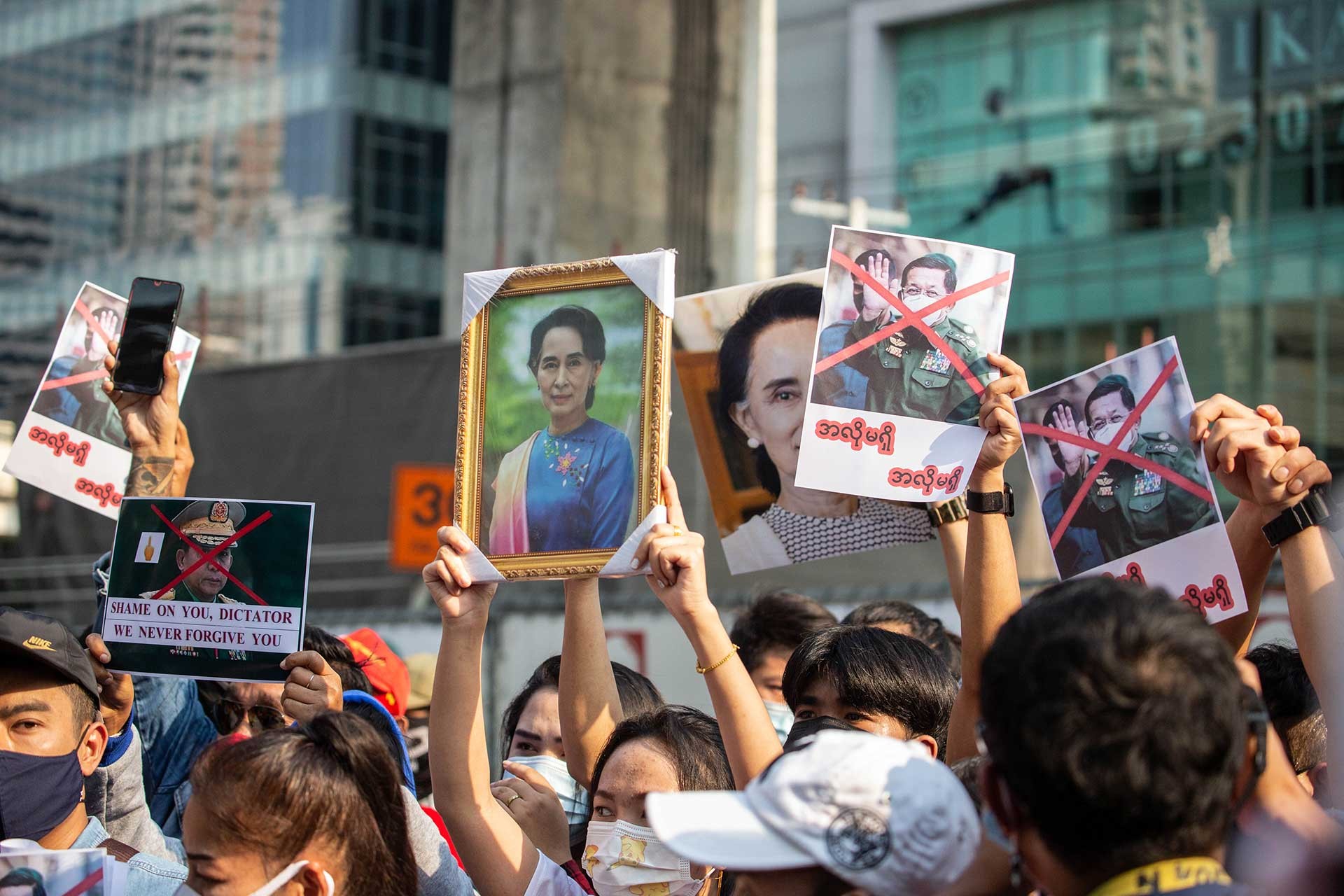 Tayland'ın başkenti Bangkok'taki Myanmar Büyükelçiliği önünde toplanan göstericiler darbe karşıtı protesto gösterisi düzenledi