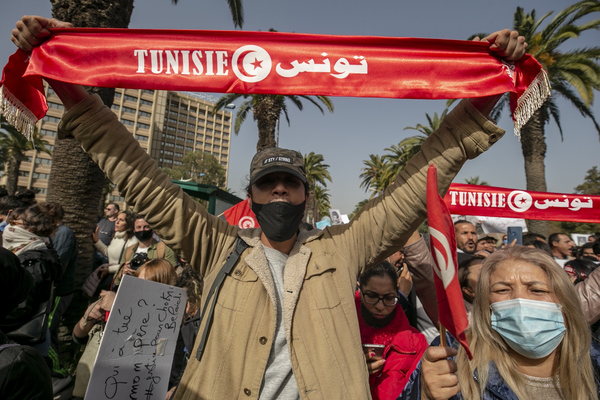 Tunus'ta halk gözaltına alınanların serbest bırakılması talebiyle yürüyüş düzenledi.