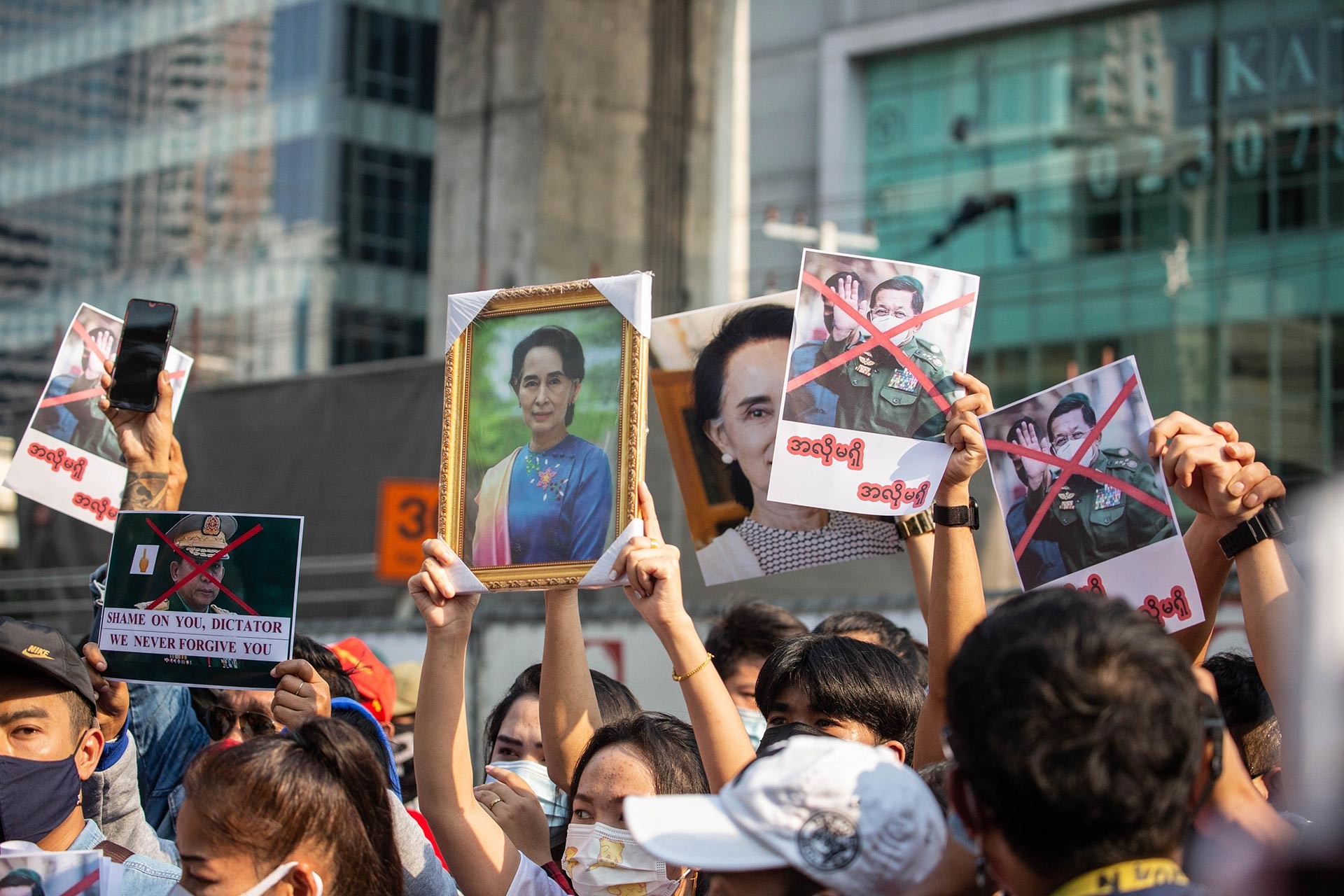 Myanmar'daki askeri darbeyi protesto eden kitle