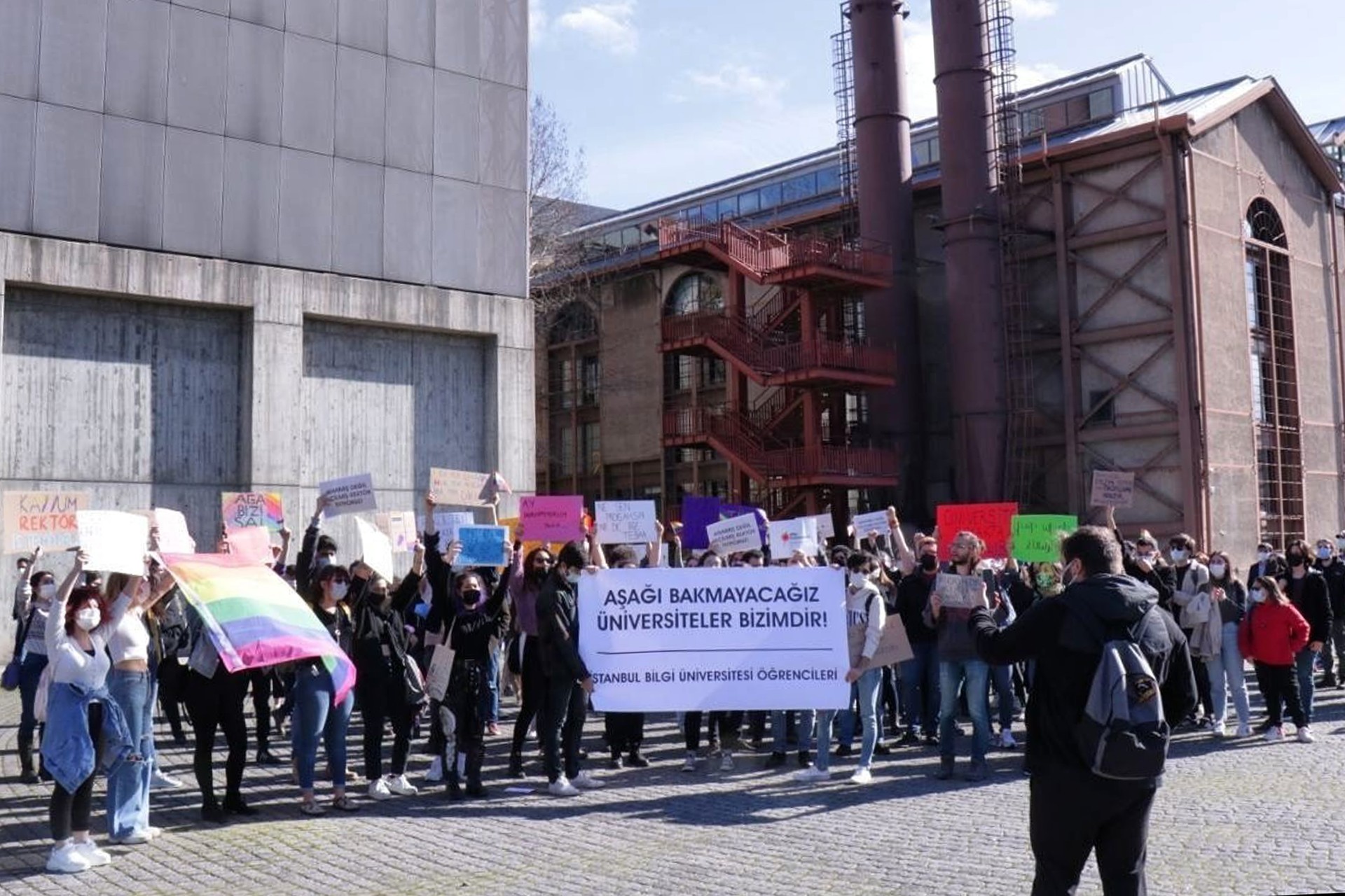 Bilgi Üniversitesi öğrencileri Boğaziçi Üniversitesi öğrencilerine ve akademisyenlerine destek verdi.