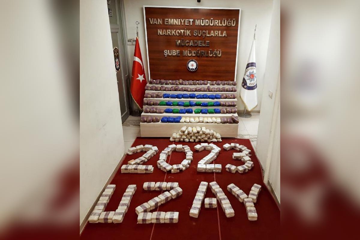 uyuşturucu paketleriyle 2023 uzay yazılmış