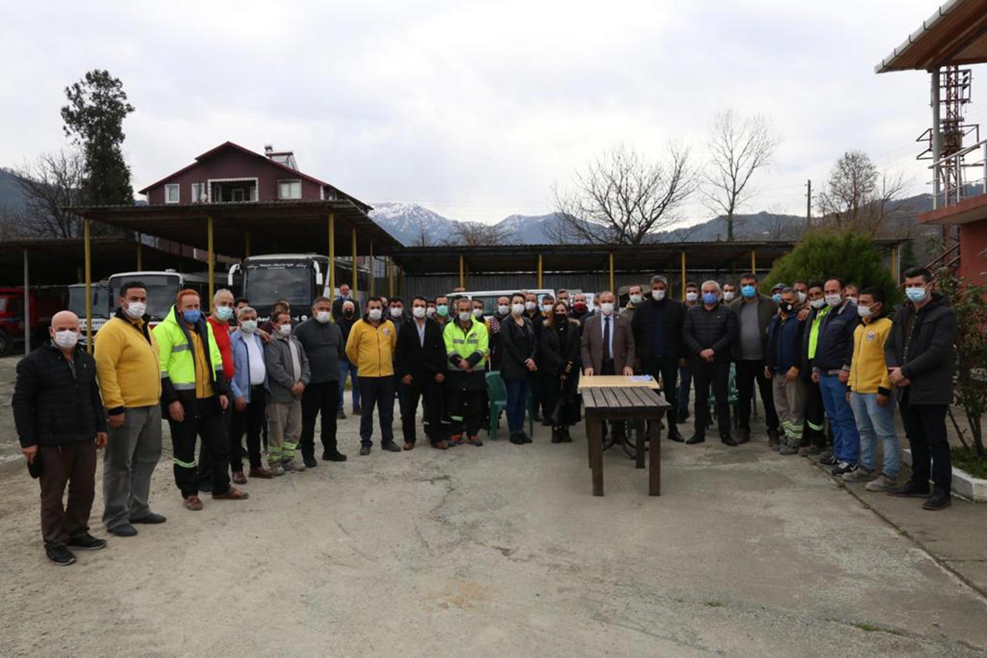 Arhavi Belediyesi toplu iş sözleşmesi imzalama törenine katılanlar