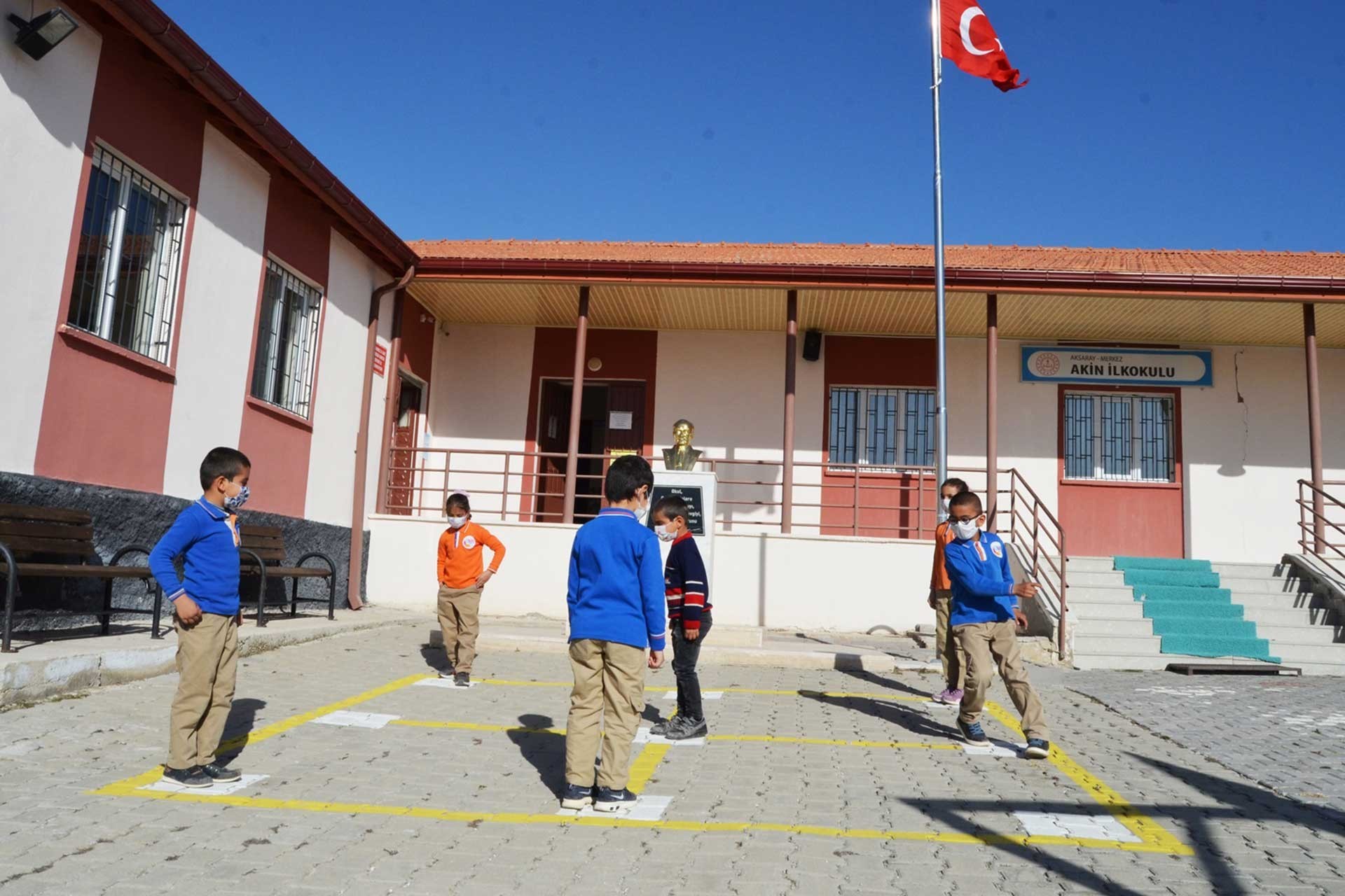 Prof.Dr. Tevfik Özlü'den vakaların düşük olduğu bölgeler için 'hibrit eğitim' önerisi