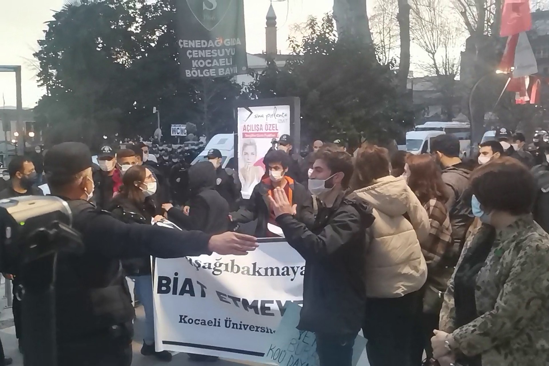 Kocaeli'de Boğaziçi Üniversitesi öğrencilerine destek açıklaması yapan öğrenciler ile EMEP GYK Üyesi Tarık Erkan, Eğitim Sen Kocaeli Şube Başkanı Suphi Yıldırım ve Şube Sekreteri Ömer Furkan Özdemir gözaltına alındı.