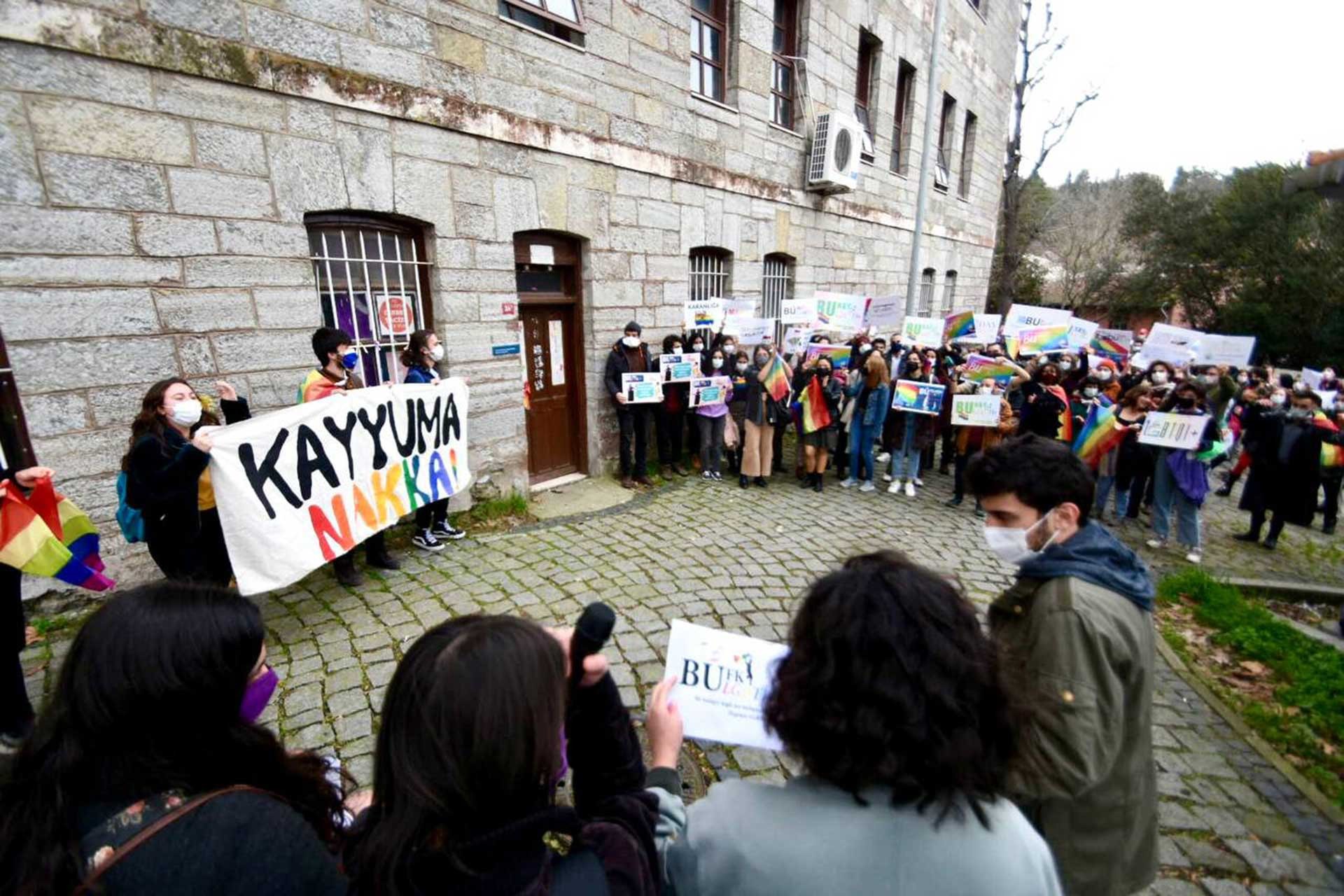 Boğaziçi'nde LGBTİ+ Araştırmaları Kulübünün kapatılması protesto edildi