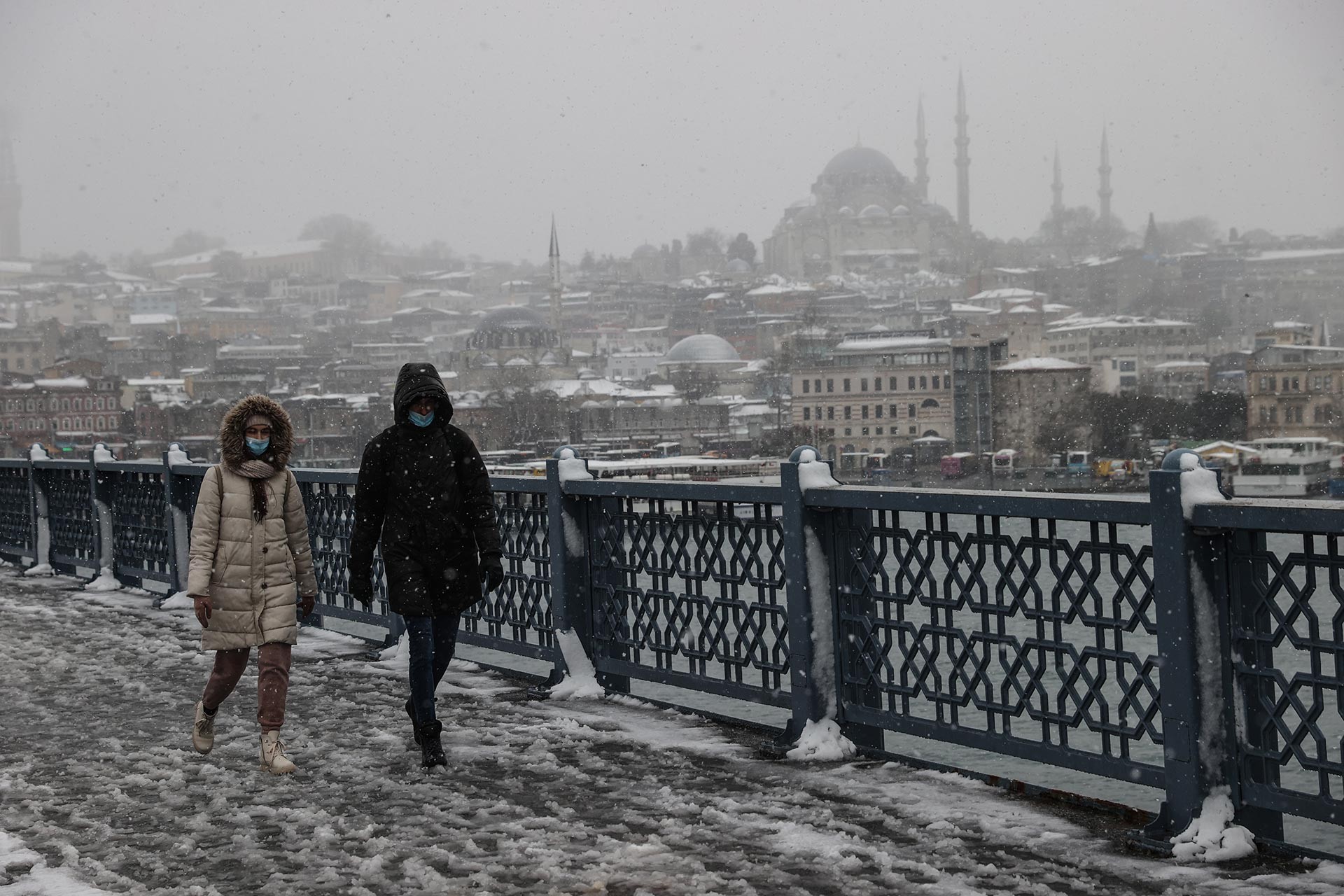 Galata köprüsünde karda yürüyenler