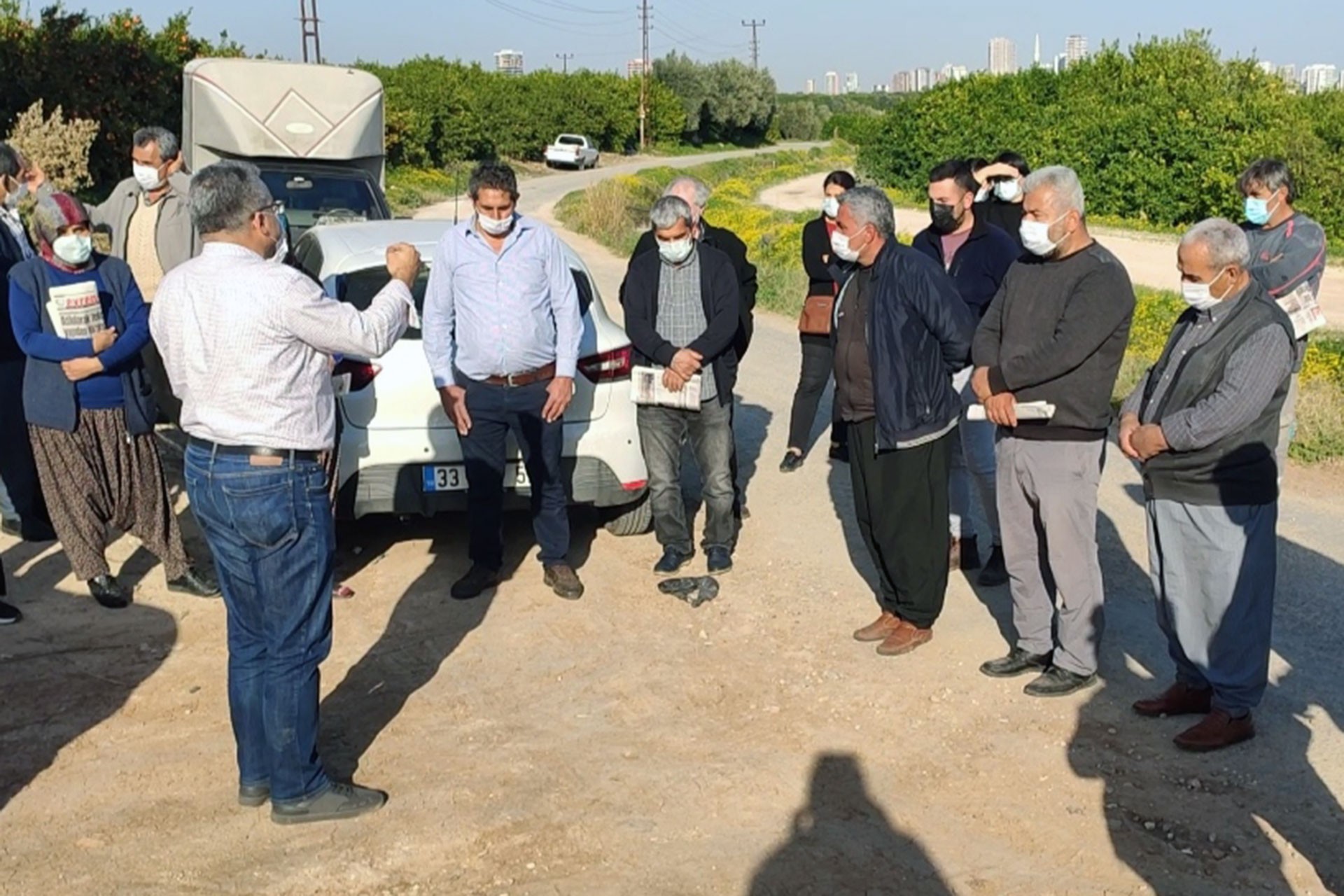 Tüm Köy Sen Örgütlenme Uzmanı Sedat Başkavak Davultepeli üreticilerle görüşüyor