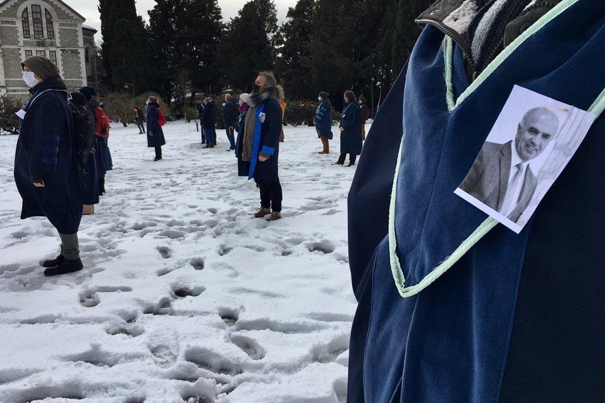 Boğaziçi Üniversitesi akademisyenleri kara rağmen nöbet eyleminde kara istifa yazdı.