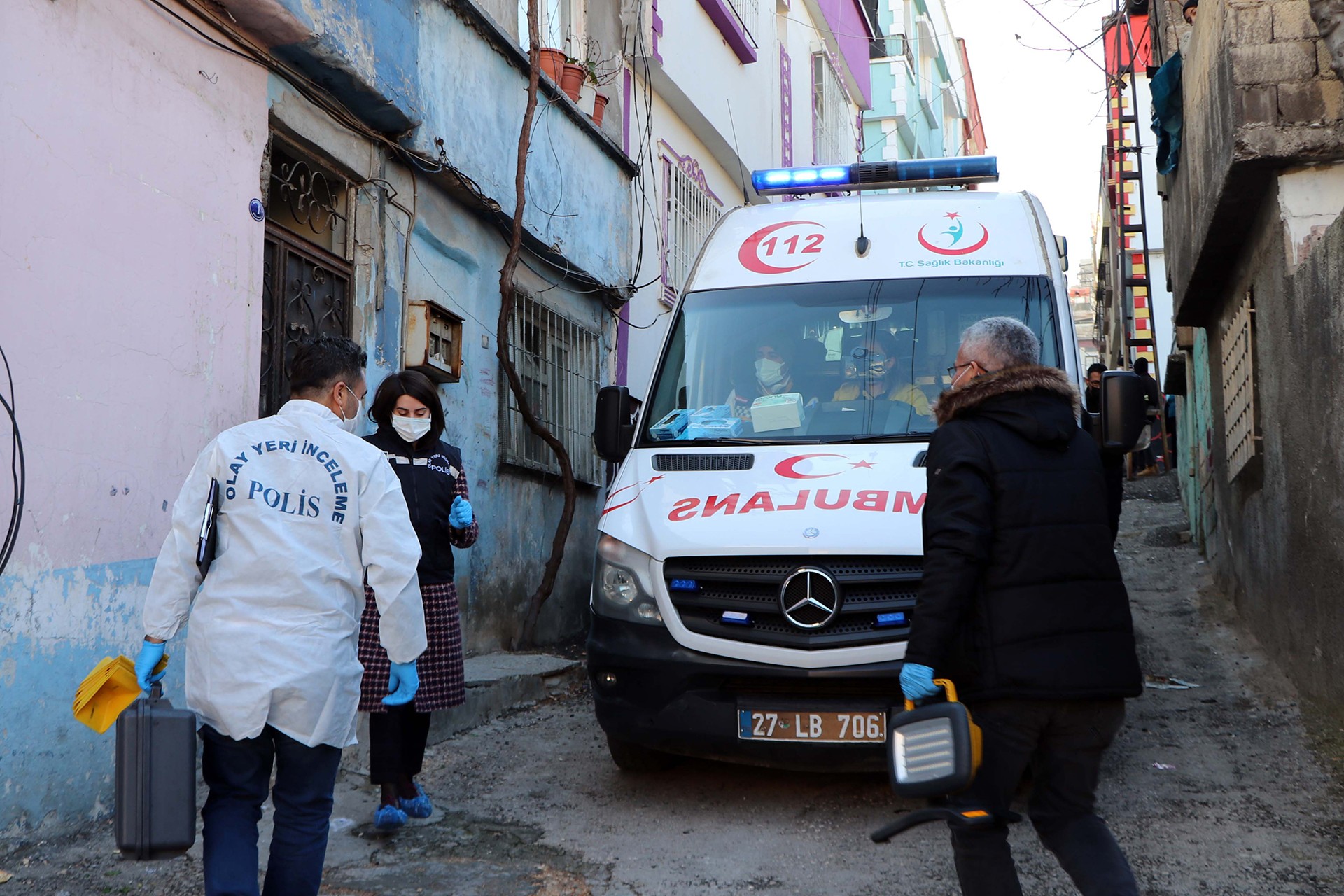 Antep'te Ali Hüseyin adlı erkek, eşi Nur Cemil Hüseyin'i çocuklarının gözü önünde öldürdü.