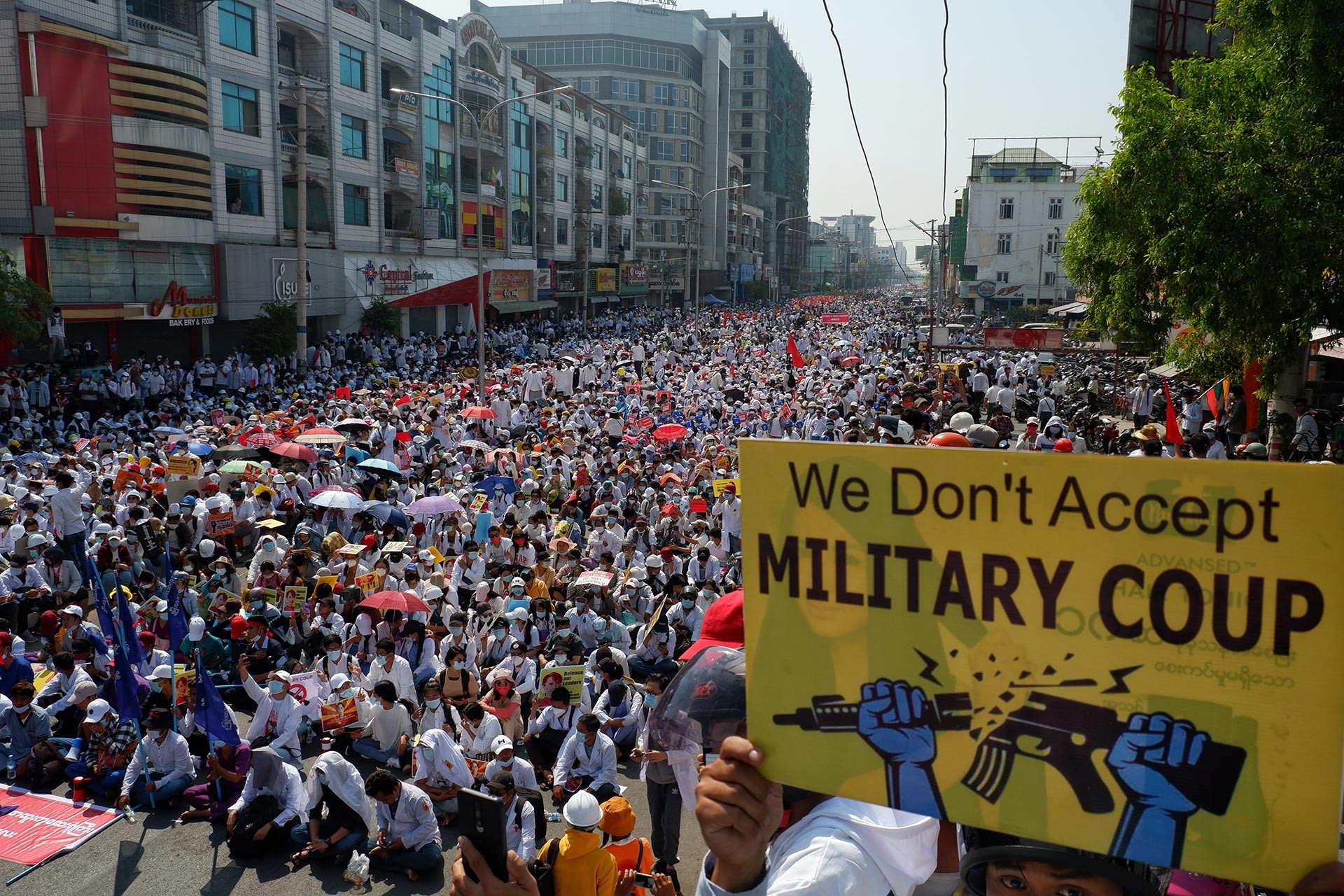 Myanmar'da darbe karşıtı kitlesel protesto