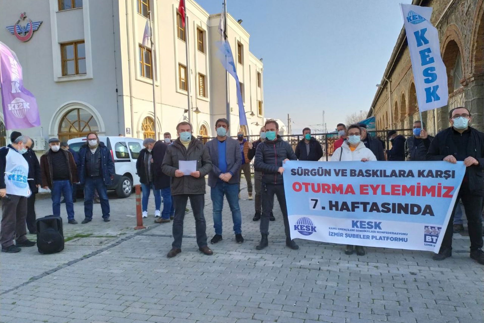 BTS İzmir Şubesi baskı ve sürgünlere karşı Alsancak garı önünde oturma eylemi yaptı.