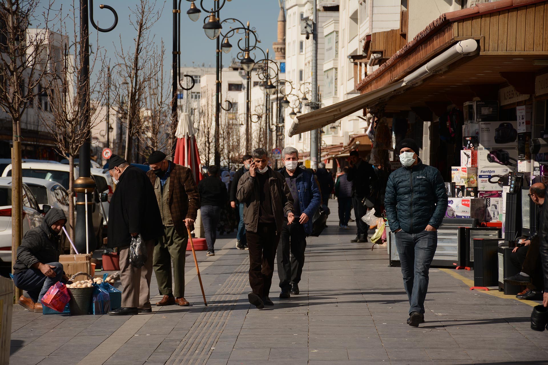 Diyarbakır'da caddede yürüyen yurttaşlar