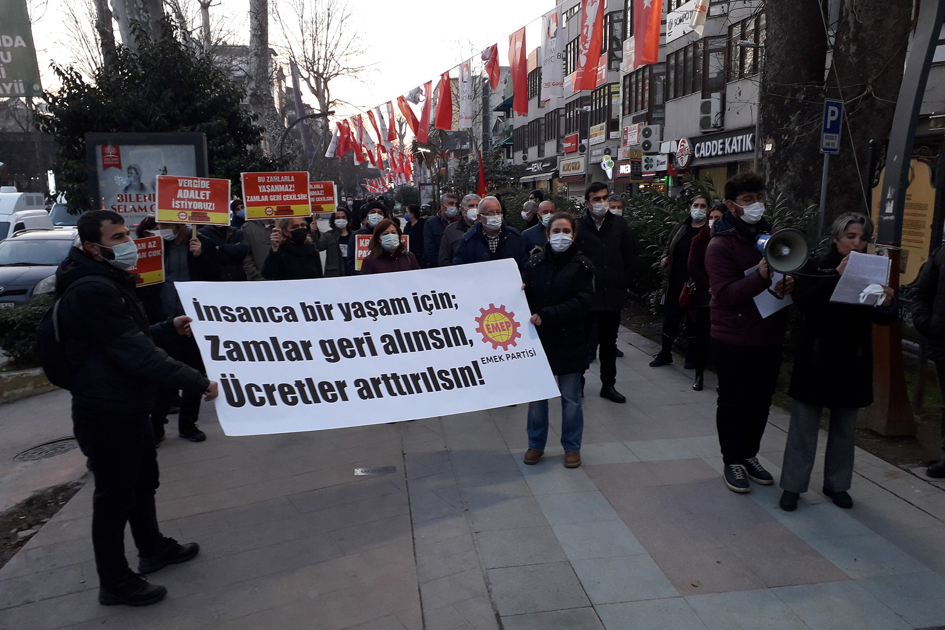 Emek Partisi (EMEP) yurdun pek çok noktasında zamlara ve hayat pahalılığına karşı eylemler düzenledi.