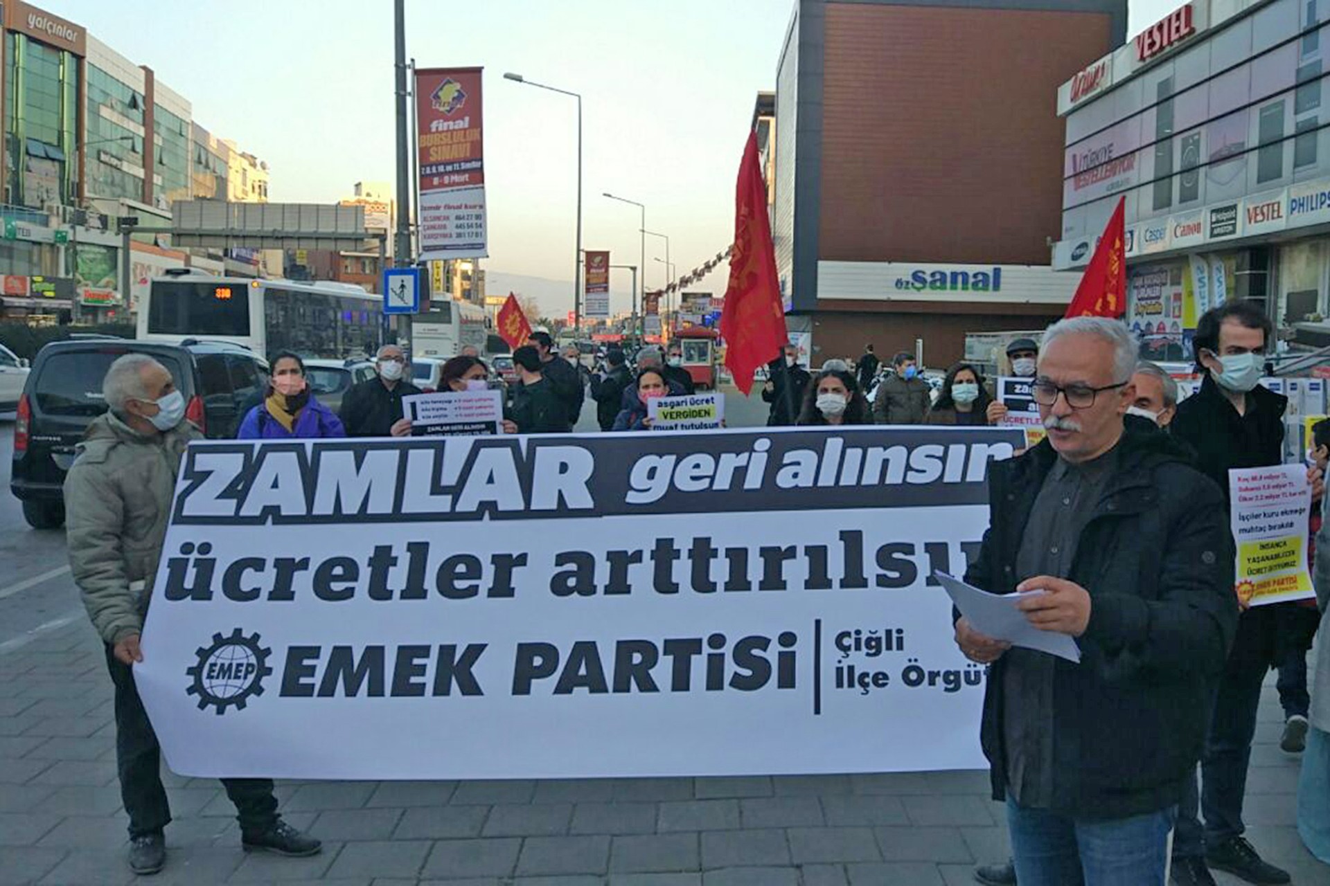 Emek Partisi (EMEP) Çiğli İlçe Örgütü insanca bir yaşam için zamların geri alınması ve ücretlerin artırılması talebiyle basın açıklaması yaptı.