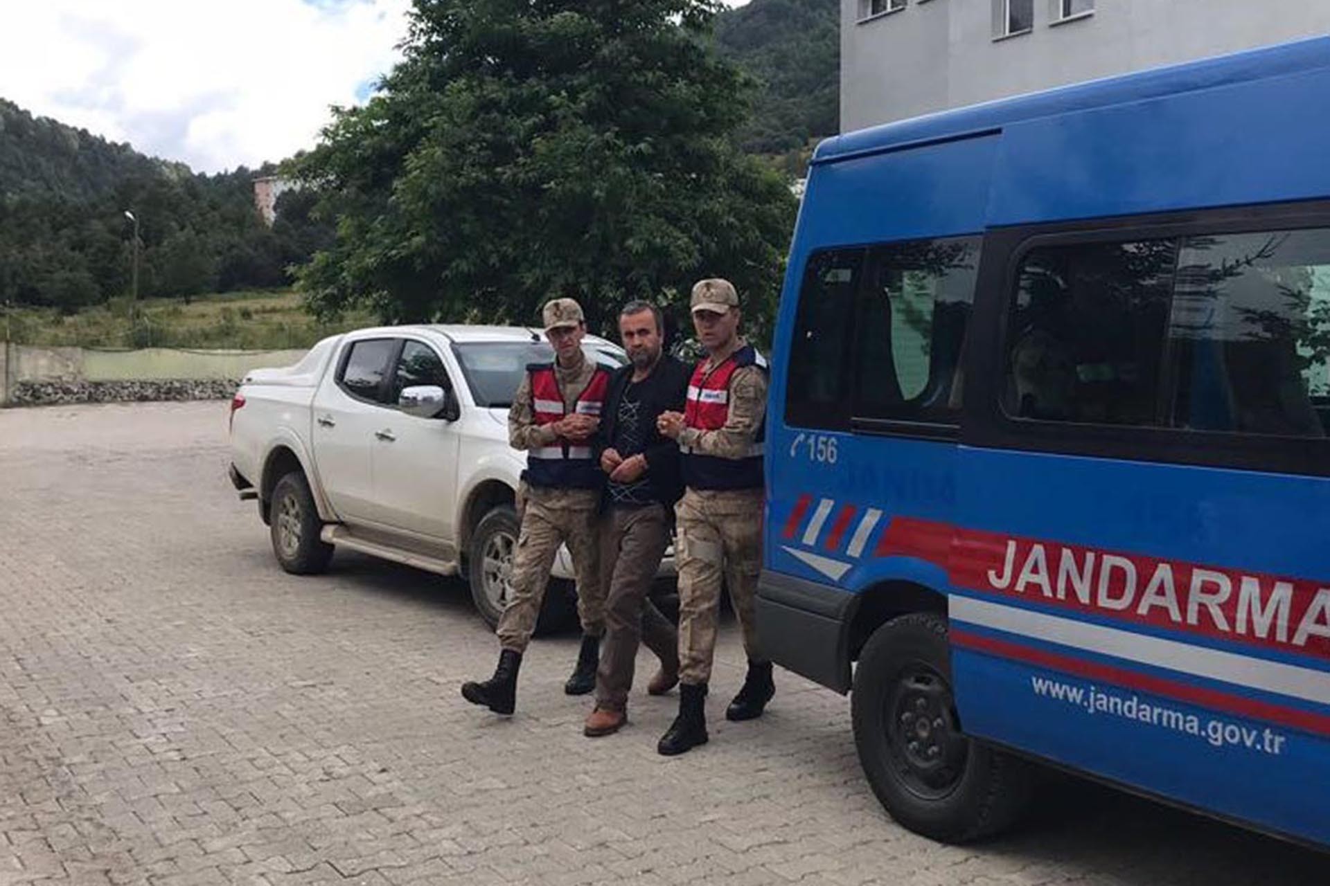 Jandarmalar Mehmet Ali Çayıroğlu'nu götürüyor 