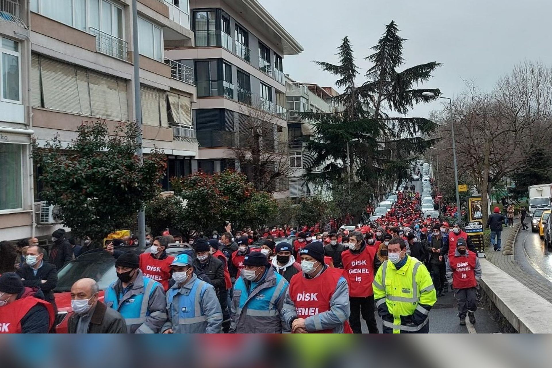 Beşiktaş Belediye işçileri yürürken