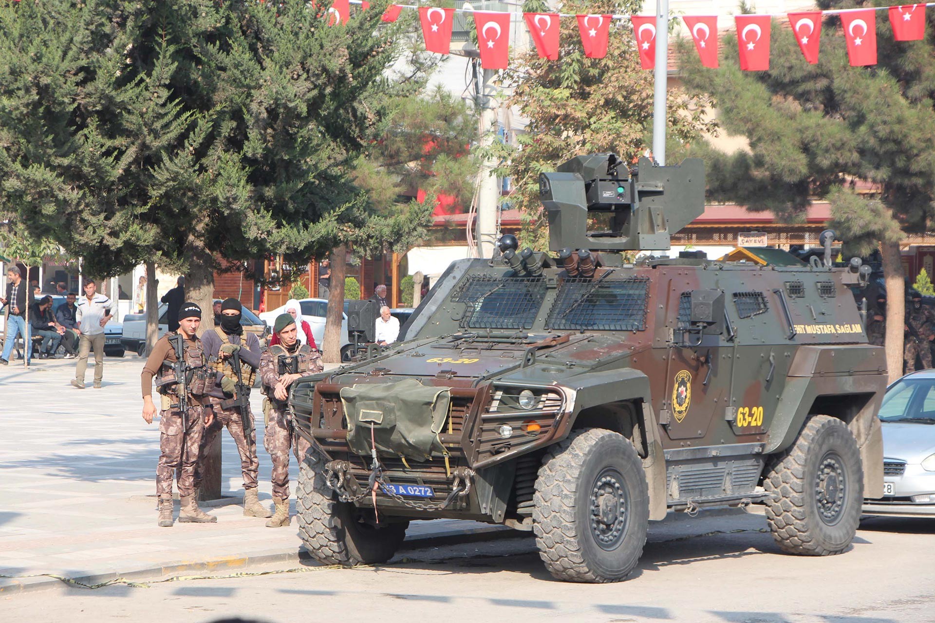 Urfa'da sokakta askeri araç