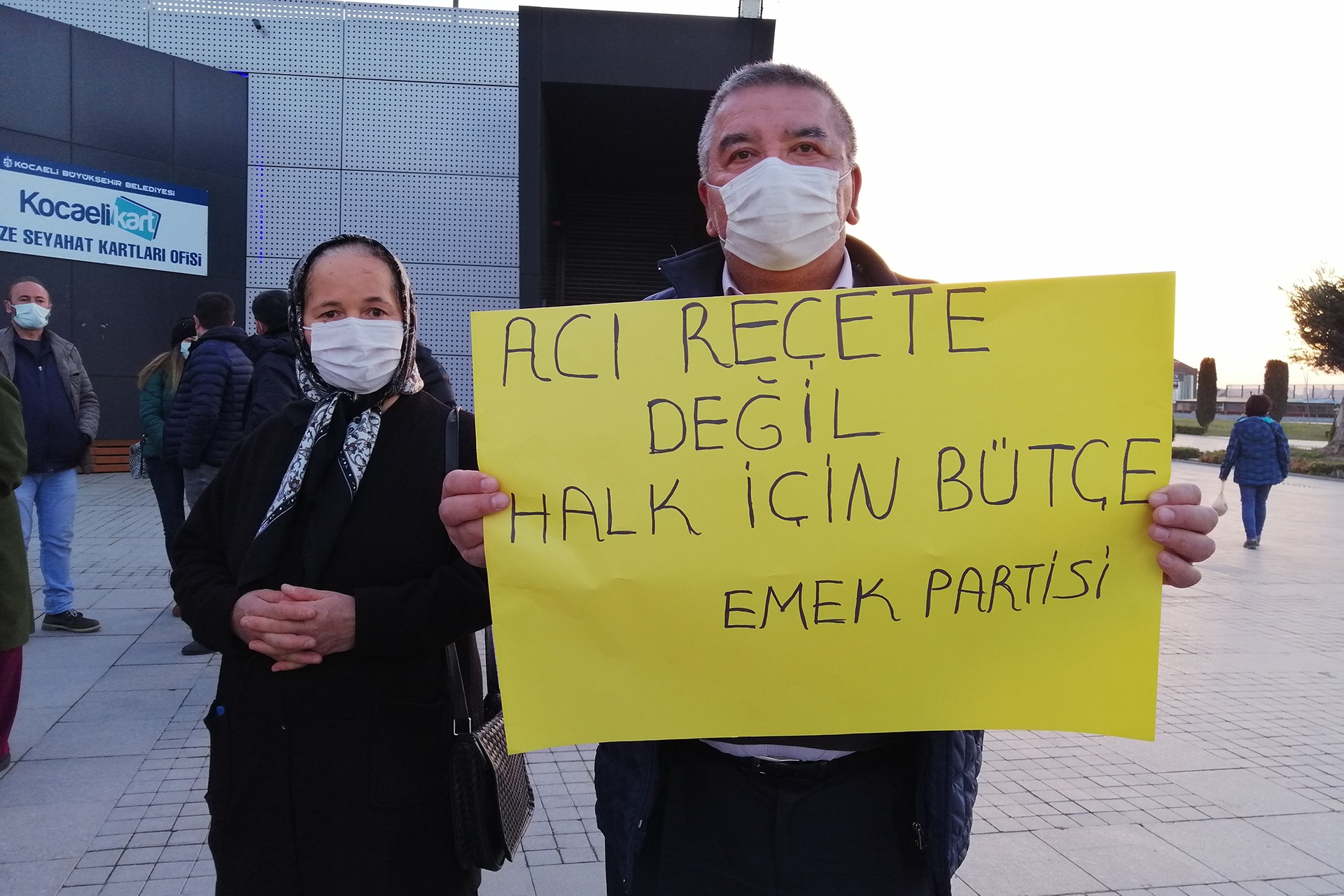 Emek Partisi (EMEP) Gebze İlçe Örgütü, insanca bir yaşam için zamların geri alınması ve ücretlerin arttırılması talebiyle basın açıklaması gerçekleştirdi.