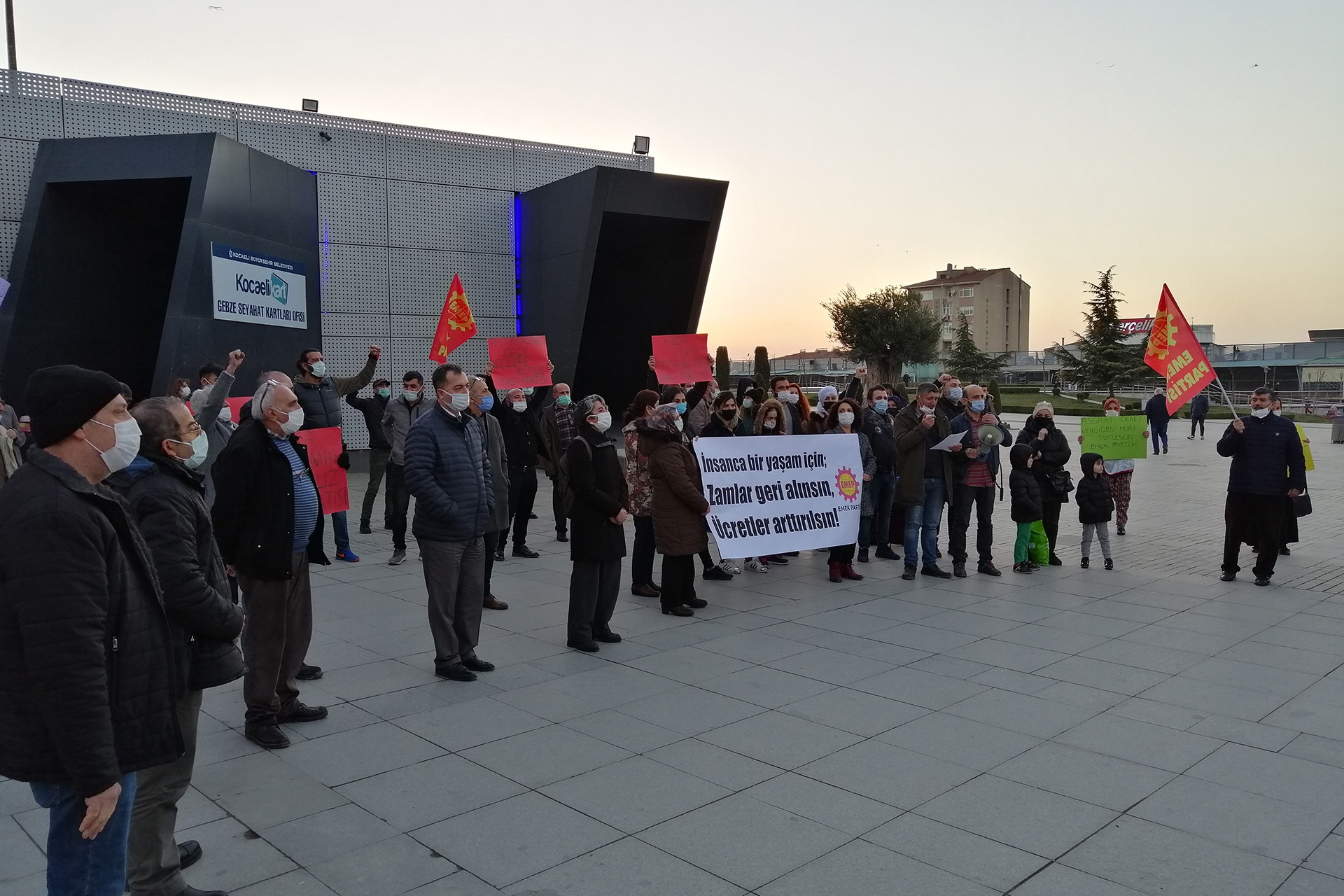 Emek Partisi (EMEP) Gebze İlçe Örgütü, insanca bir yaşam için zamların geri alınması ve ücretlerin arttırılması talebiyle basın açıklaması gerçekleştirdi.