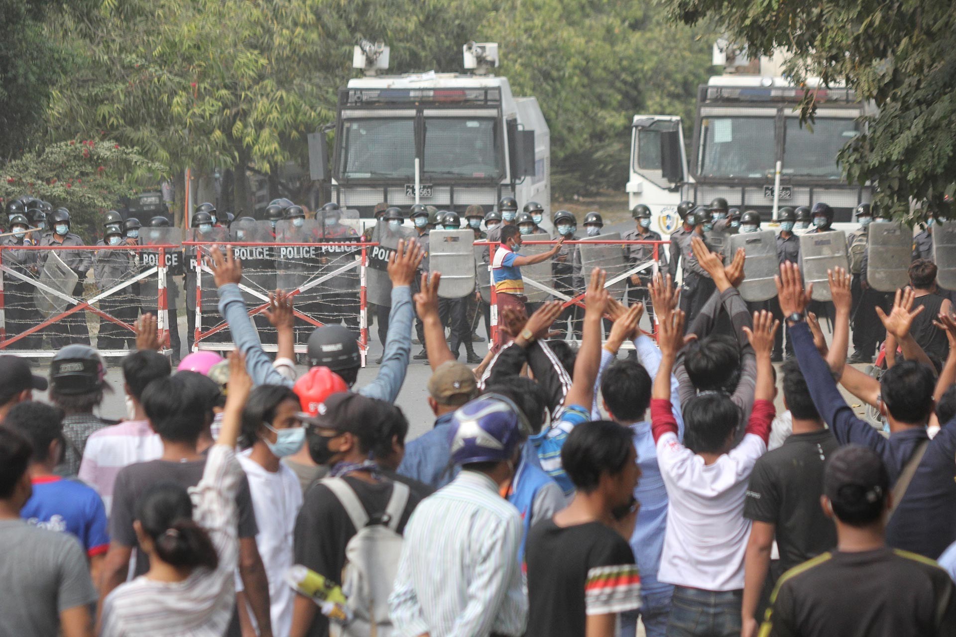 Myanmar'da darbeyi protesto edenler, ordu ve polisle karşı karşıya