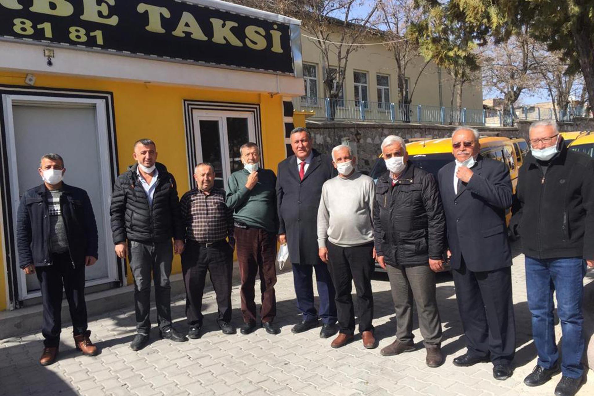 Taksi durağı önünde esnafla poz veren Ömer Fethi Gürer