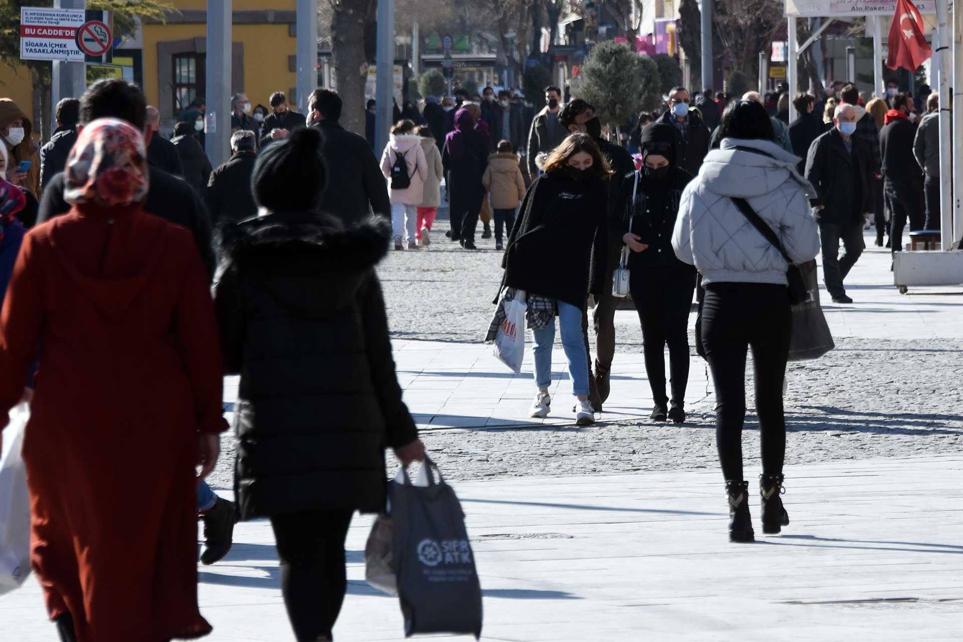 Konya'da maskeyle dolaşan yurttaşlar