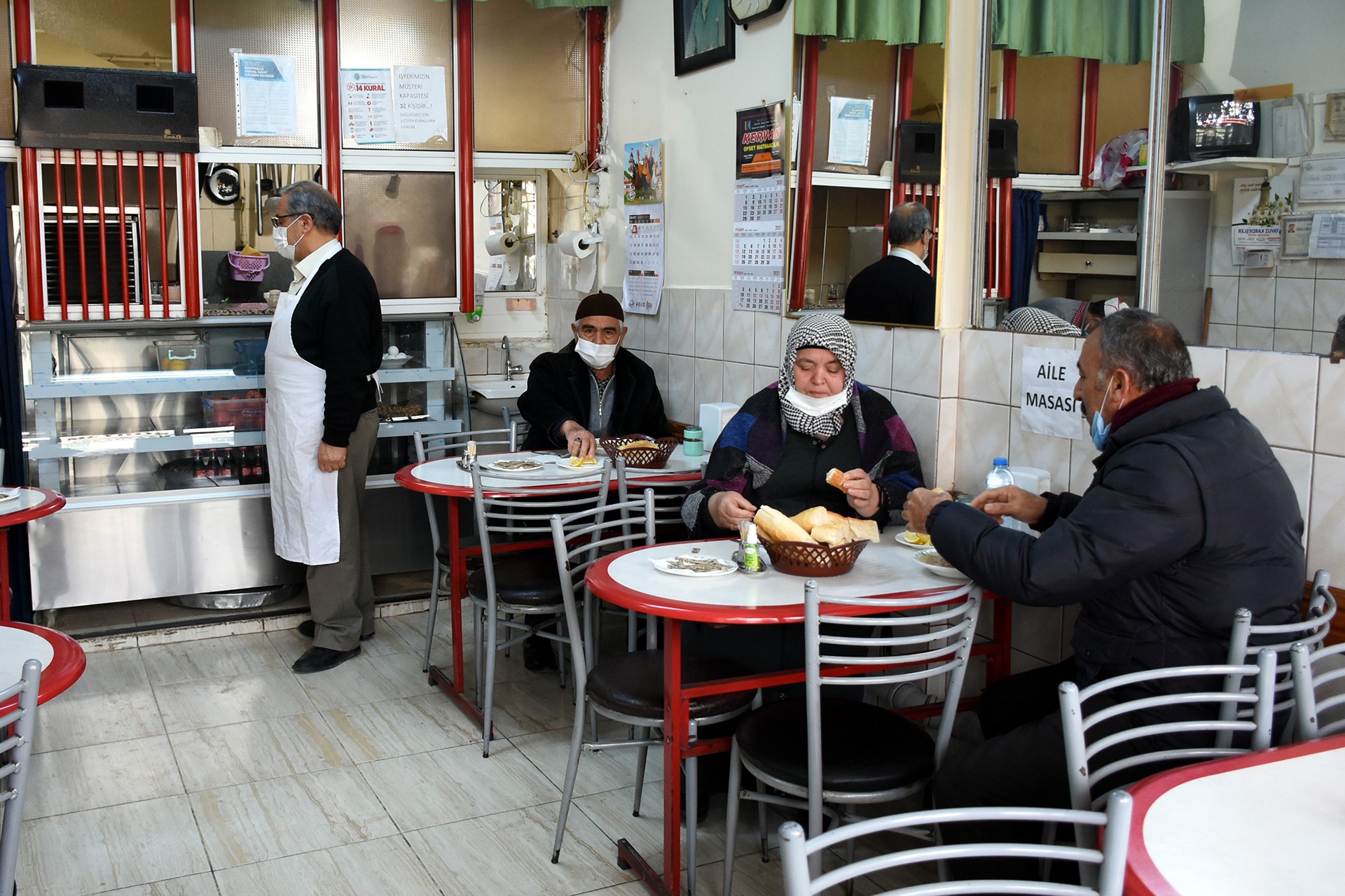 Normalleşme ile açılan dükkanlar da bazı müşteriler oturarak yemek yedi