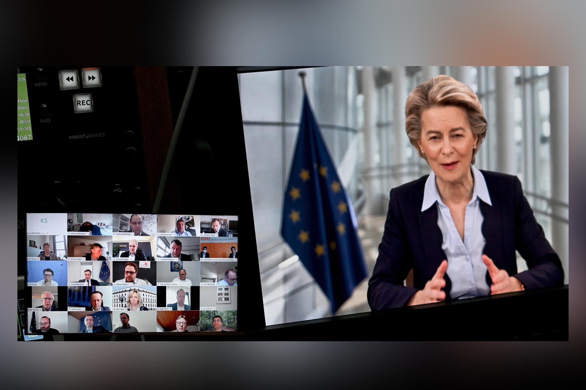 Ursula von der Leyen (sağda) 