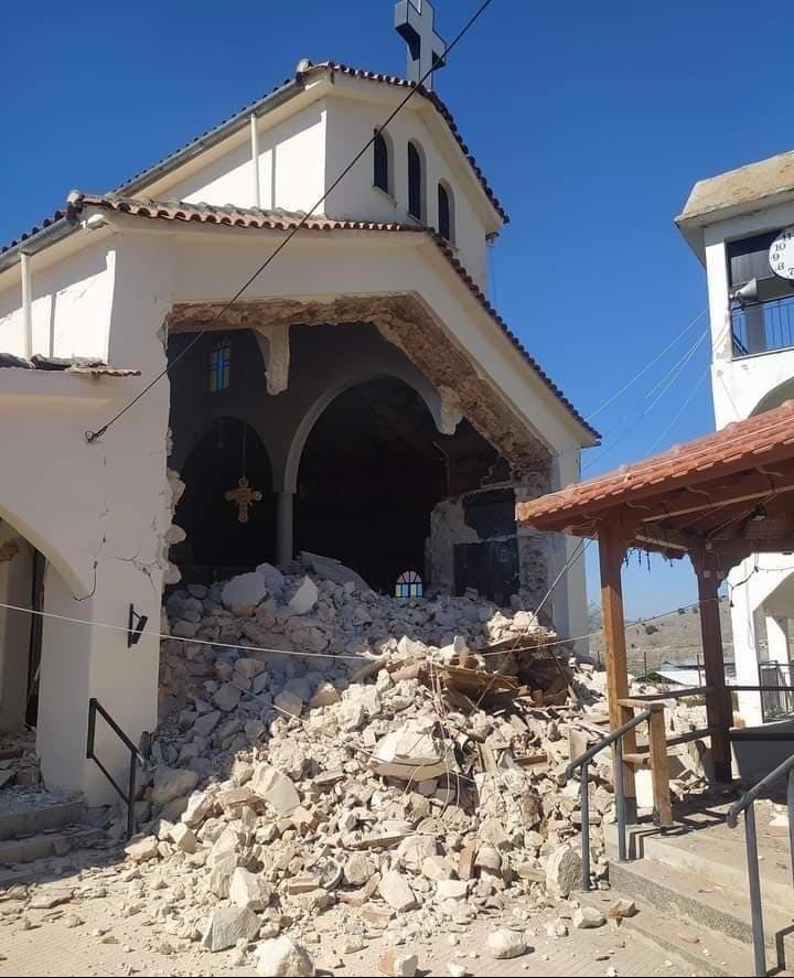 Duvarı yıkılan bir kilise