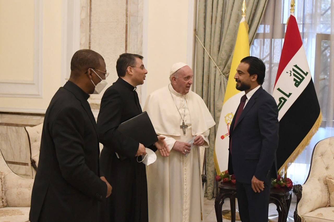  Katoliklerin ruhani lideri Papa Franciscus, (sağ 2) başkent Bağdat'ta Irak Meclis Başkanı Muhammed el-Halbusi (sağda) ile bir araya geldi