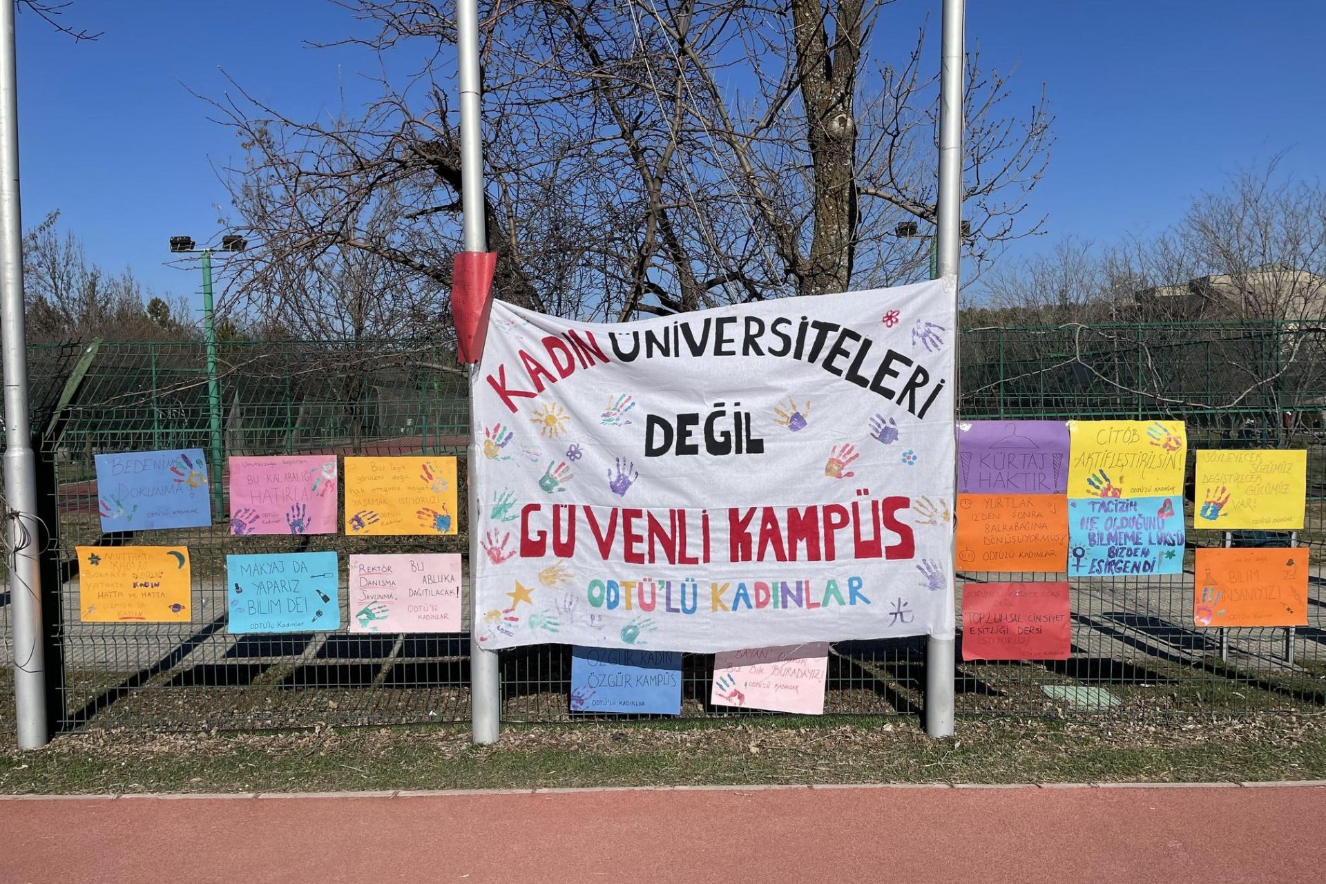 Kadın üniversiteleri değil güvenli kampüs yazan pankart