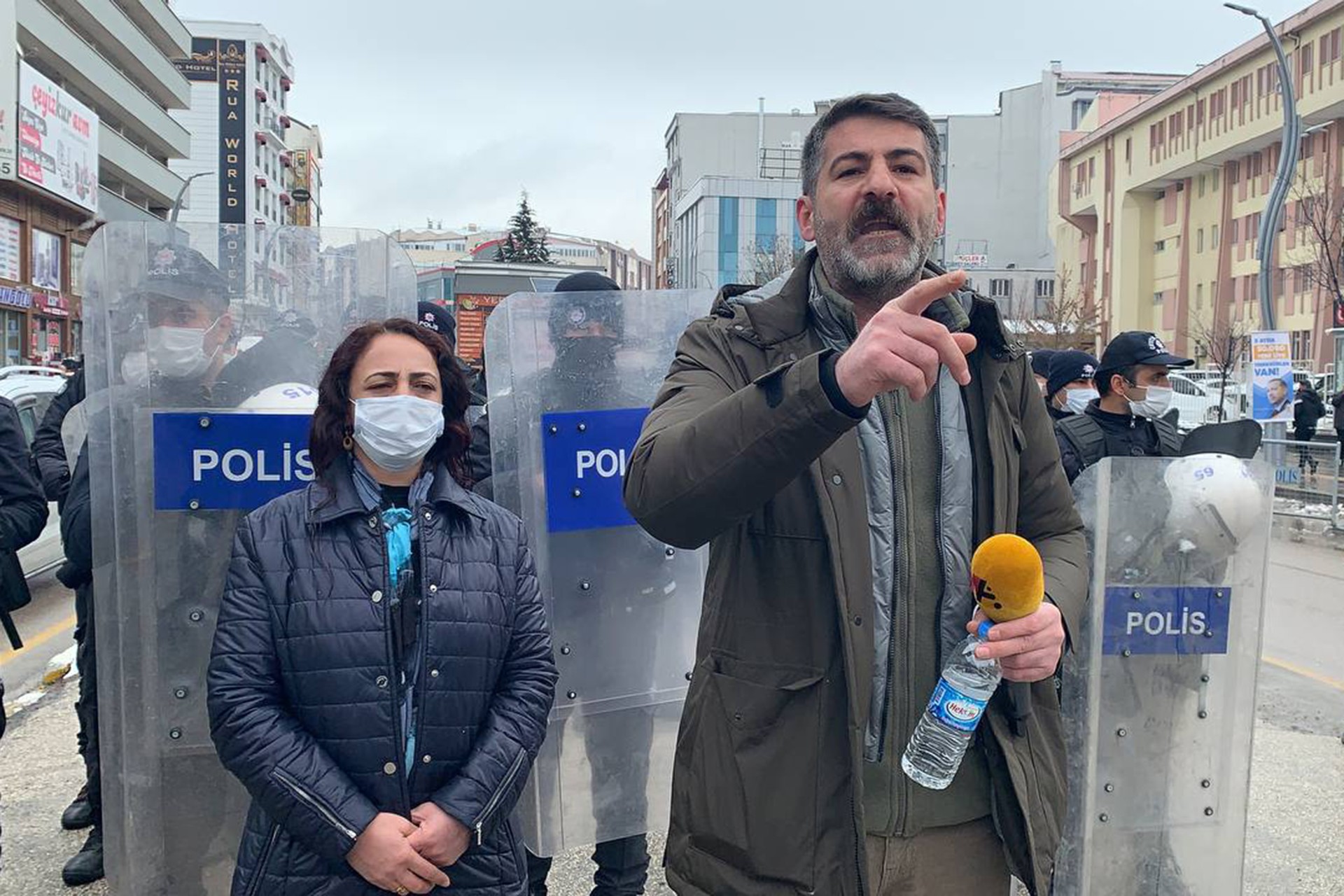 HDP Van İl Örgütü binasının bulunduğu sokağın polis tarafından bariyerlerle kapatılması üzerine milletvekilleri Valilik önünde eylem yaptı.