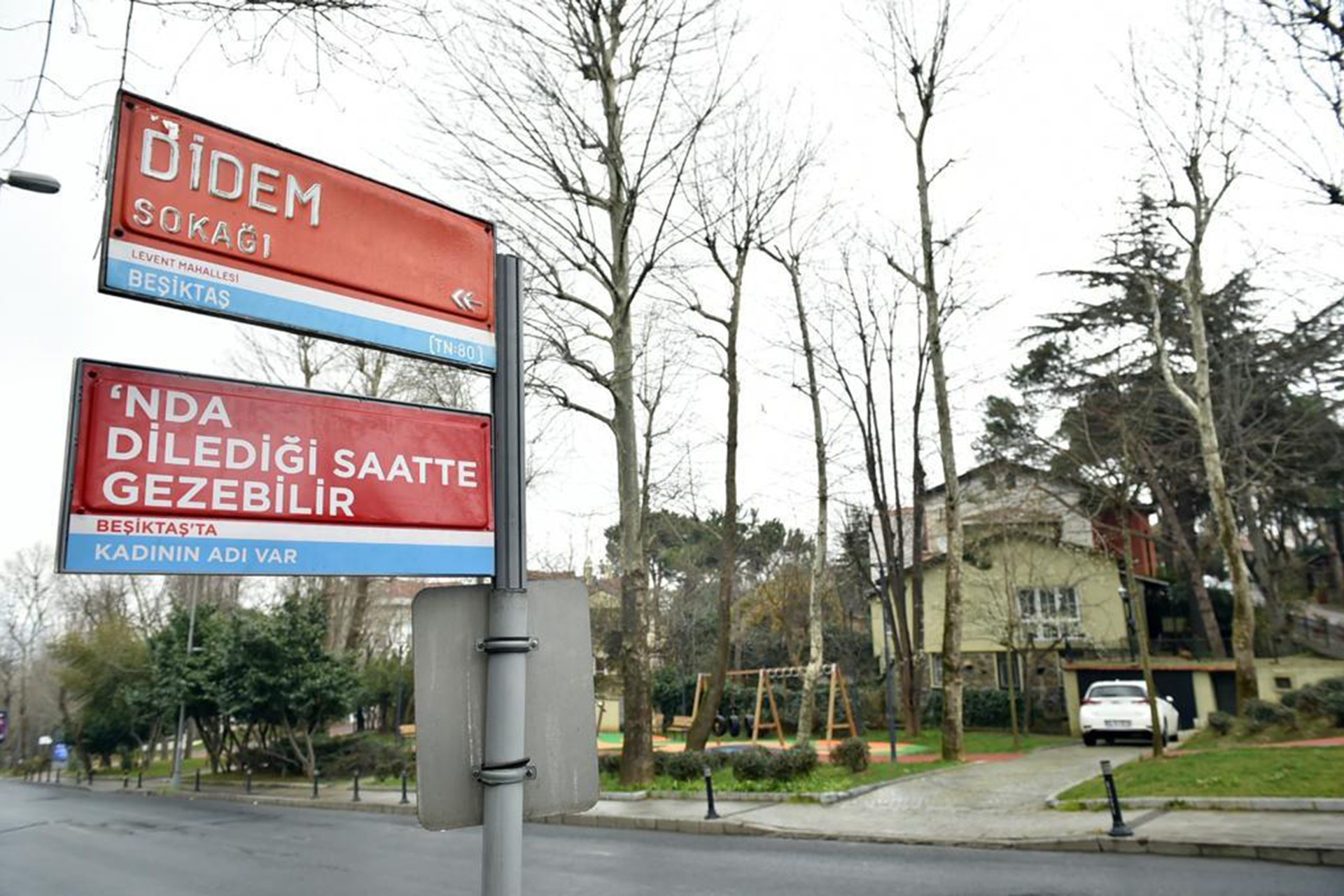 Beşiktaş Belediyesi 8 Mart Dünya Emekçi Kadınlar Günü için yaptığı özel çalışmada, ilçedeki bilboardlara ve tabelalara farkındalığı artırmak için görseller yerleştirdi.