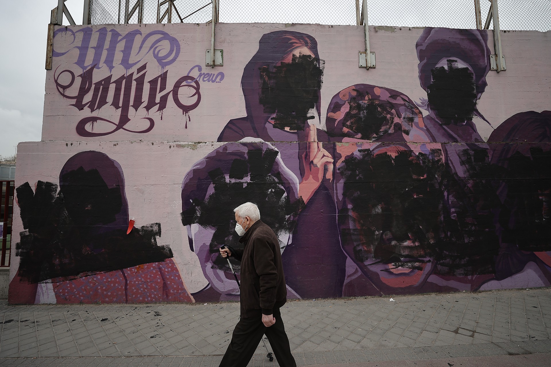 Madrid'de 15 feminist kadının figürlerinin olduğu duvar resimleri siyah ile boyandı