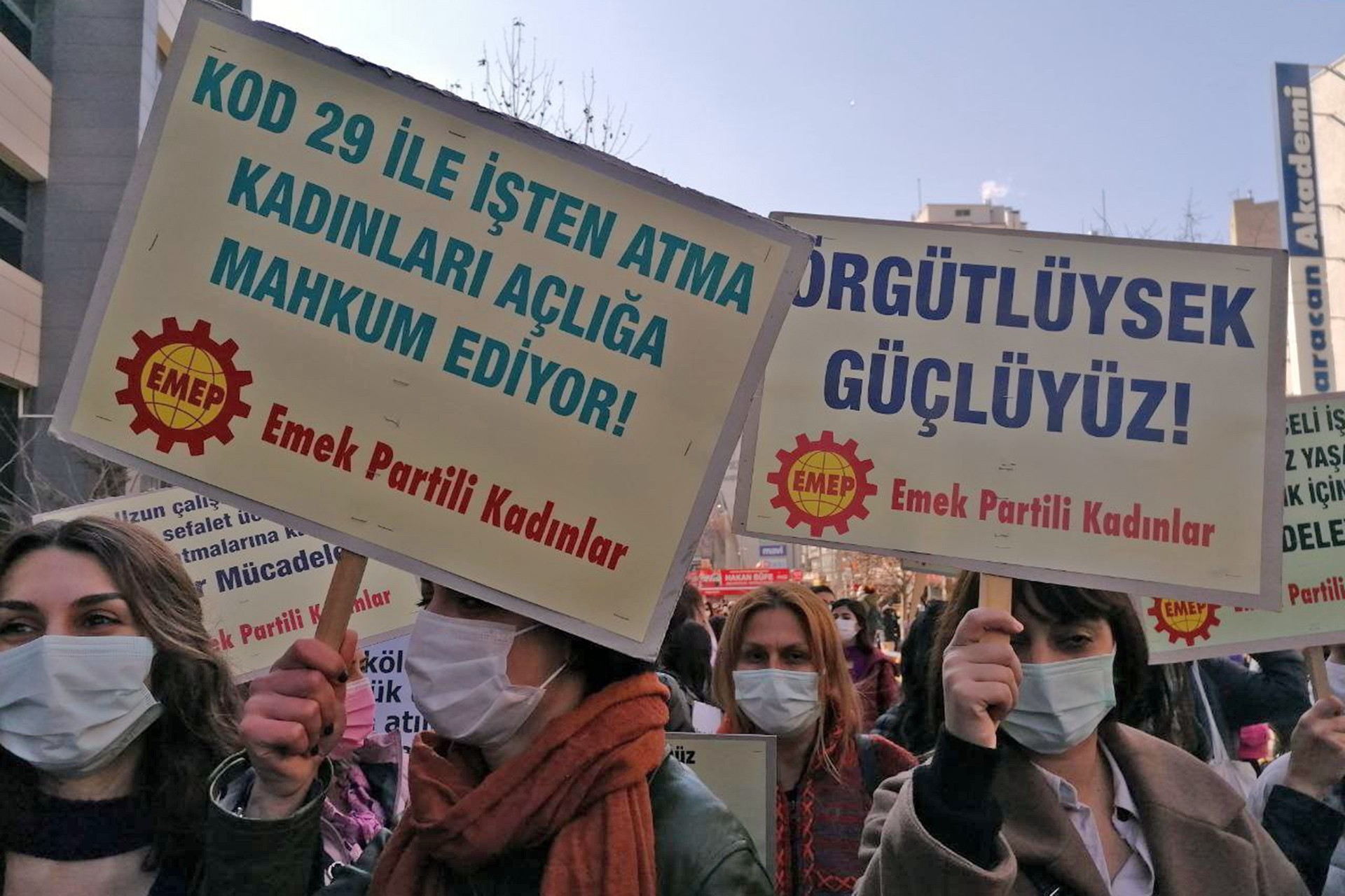 Ankara’da kadınlar, 'Ayrımcılığa, yoksulluğa, erkek ve devlet şiddetine karşı özgürlüğümüz için isyandayız' diyerek 8 Mart Dünya Emekçi Kadınlar Günü’nde buluştu. 